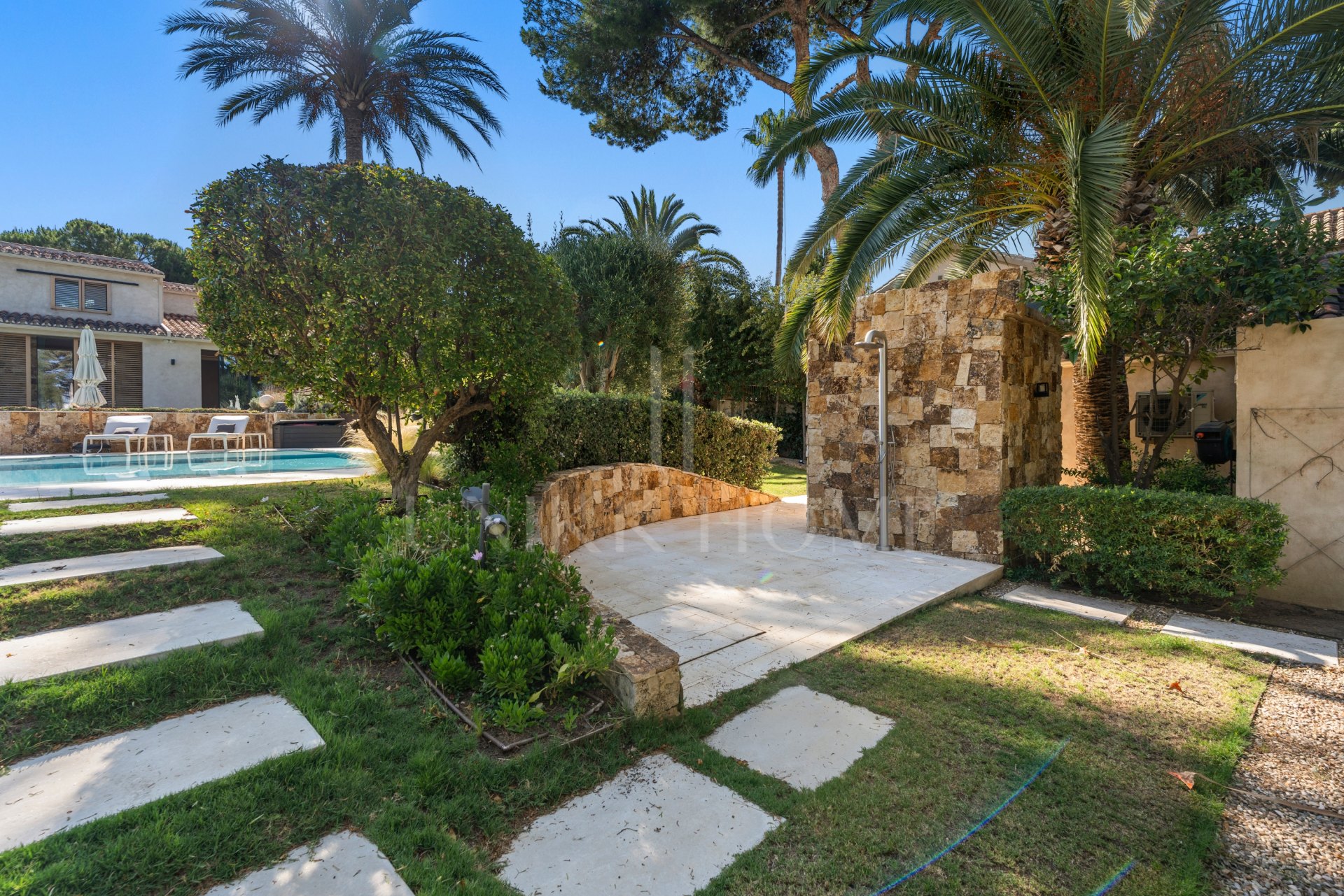 Exquisite villa fully renovated to high standards set on an extensive plot in Río Real, East Marbella
