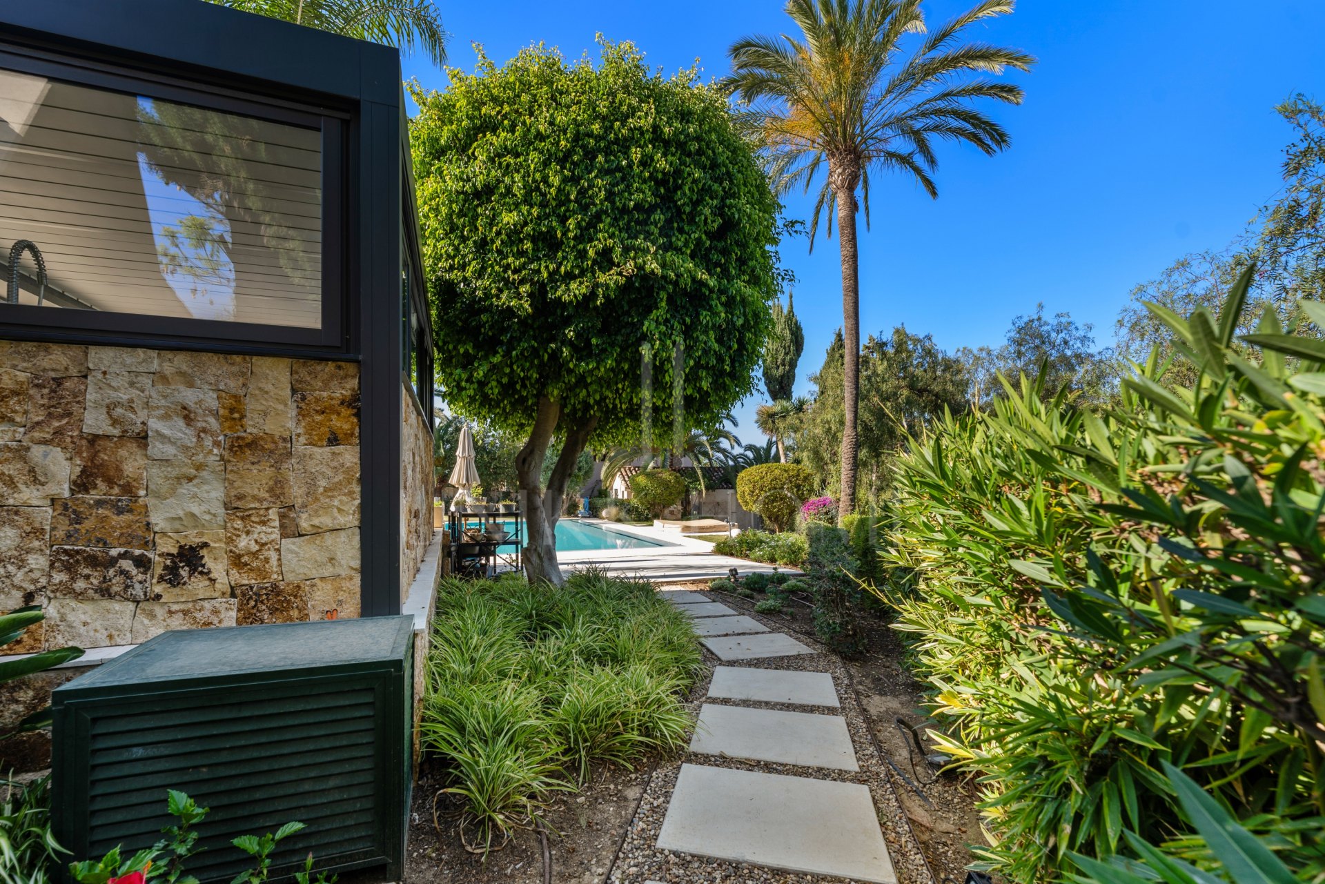 Exquisite villa fully renovated to high standards set on an extensive plot in Río Real, East Marbella