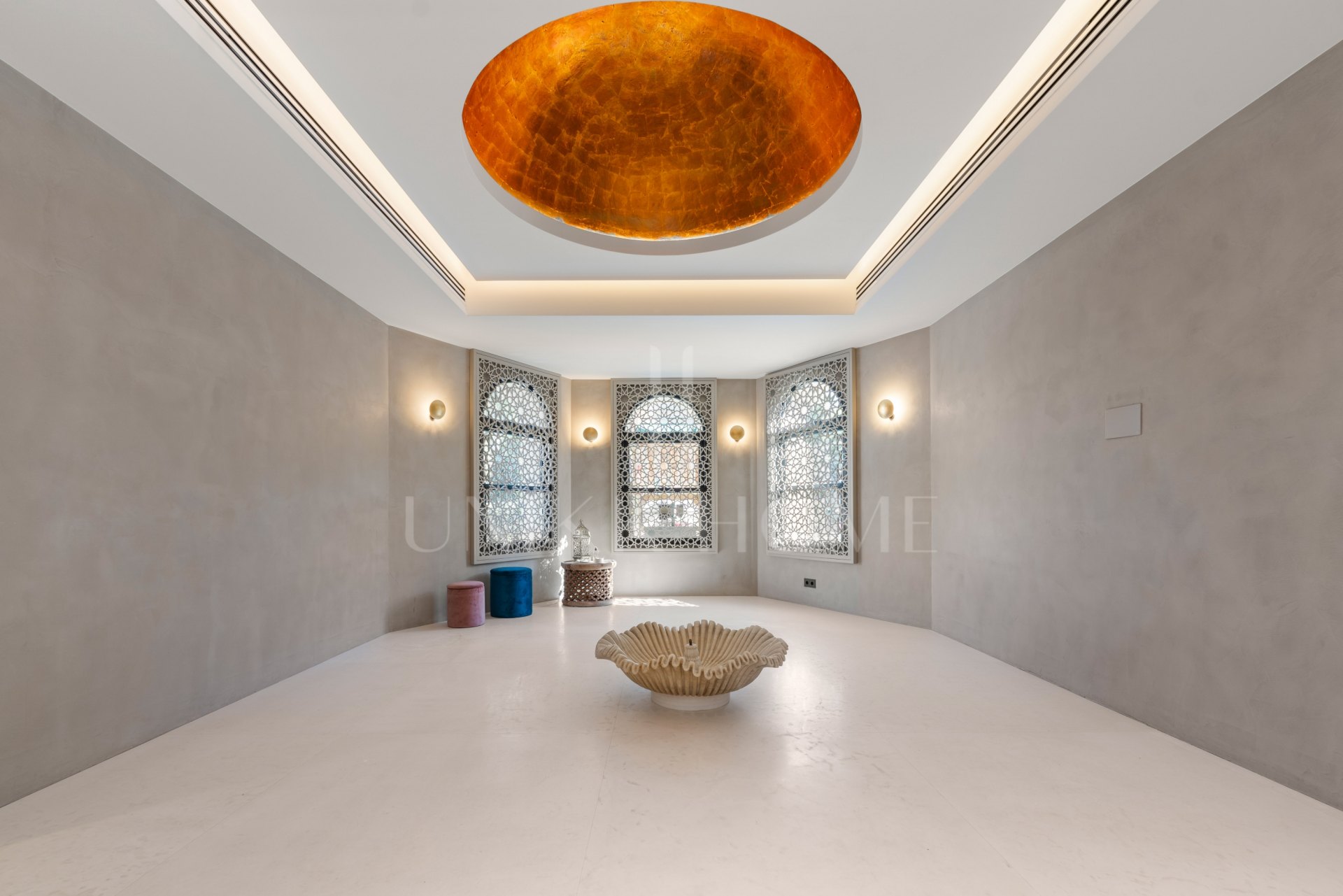 Exquisite villa fully renovated to high standards set on an extensive plot in Río Real, East Marbella