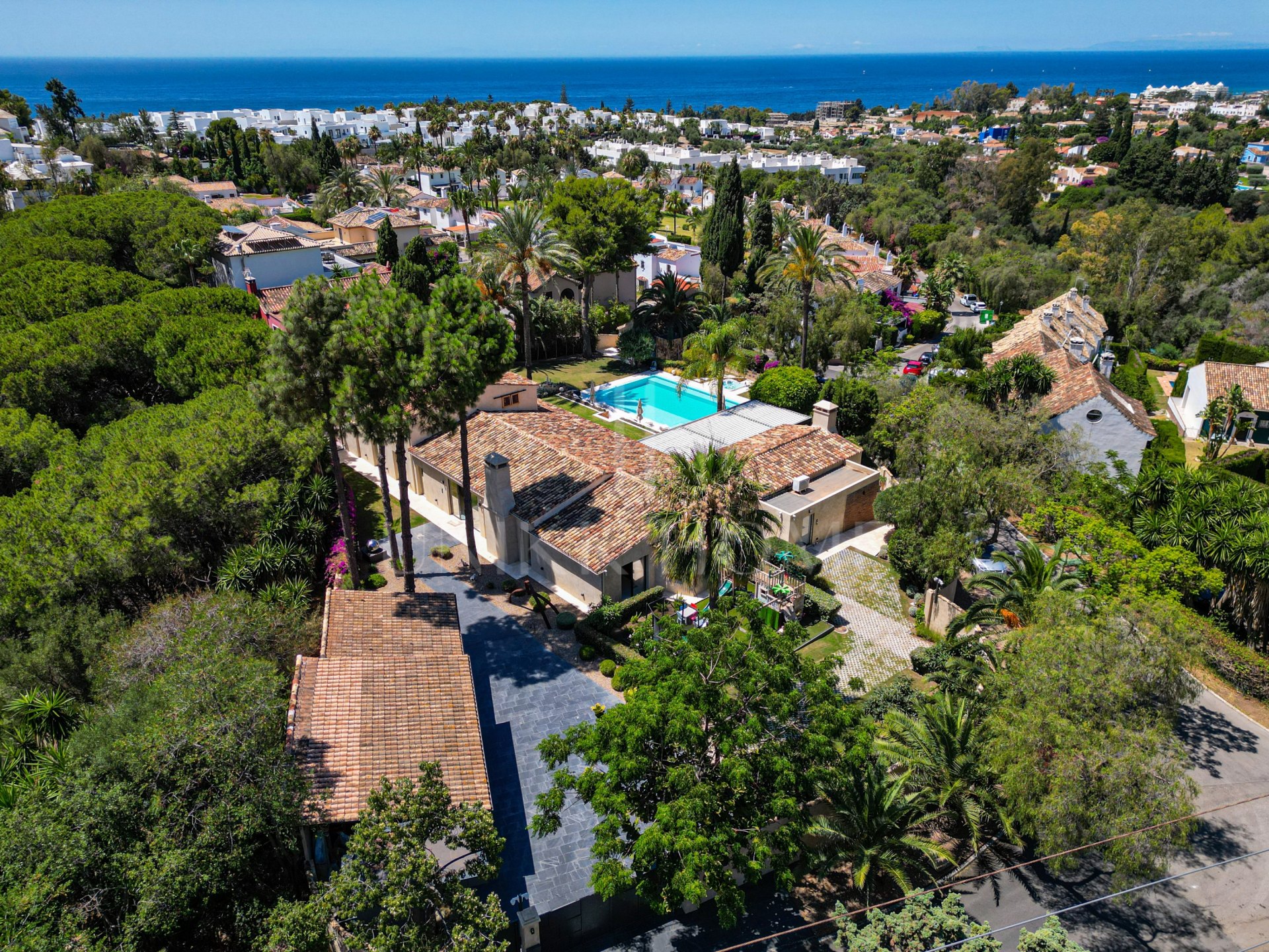 Exquisite villa fully renovated to high standards set on an extensive plot in Río Real, East Marbella