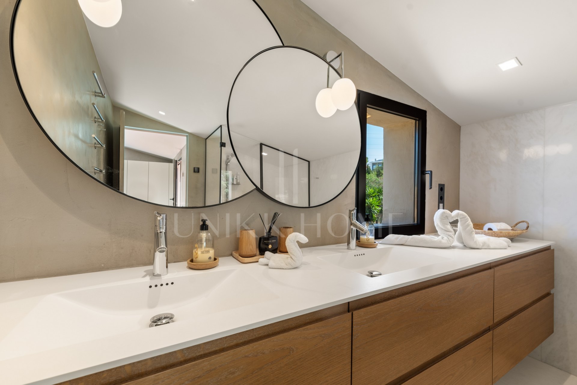 Exquisite villa fully renovated to high standards set on an extensive plot in Río Real, East Marbella