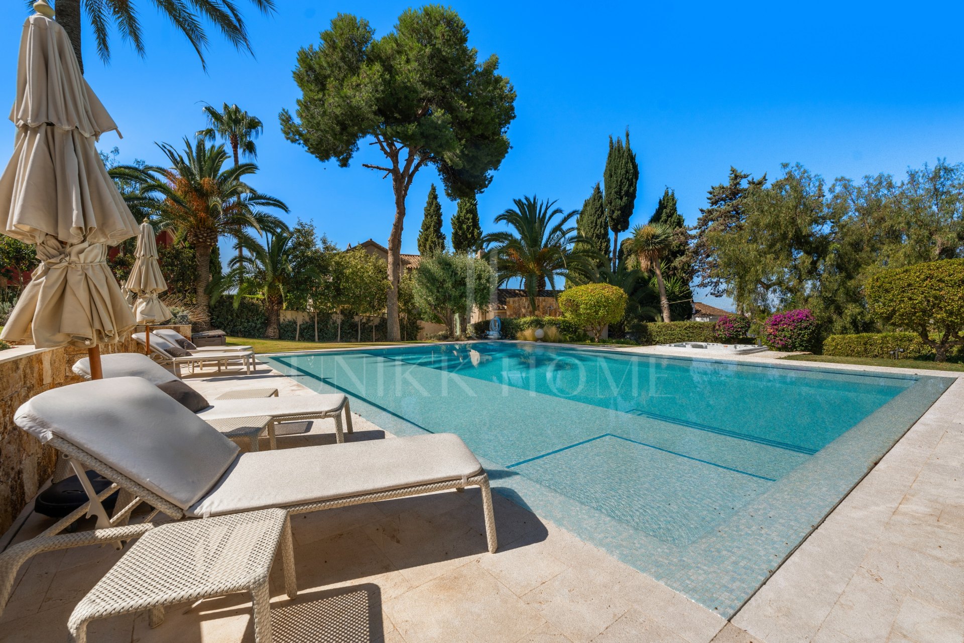 Exquisite villa fully renovated to high standards set on an extensive plot in Río Real, East Marbella