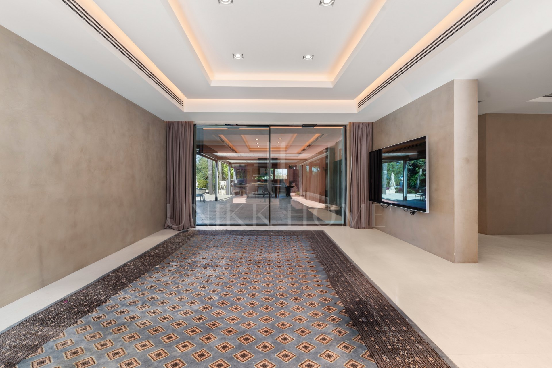 Exquisite villa fully renovated to high standards set on an extensive plot in Río Real, East Marbella