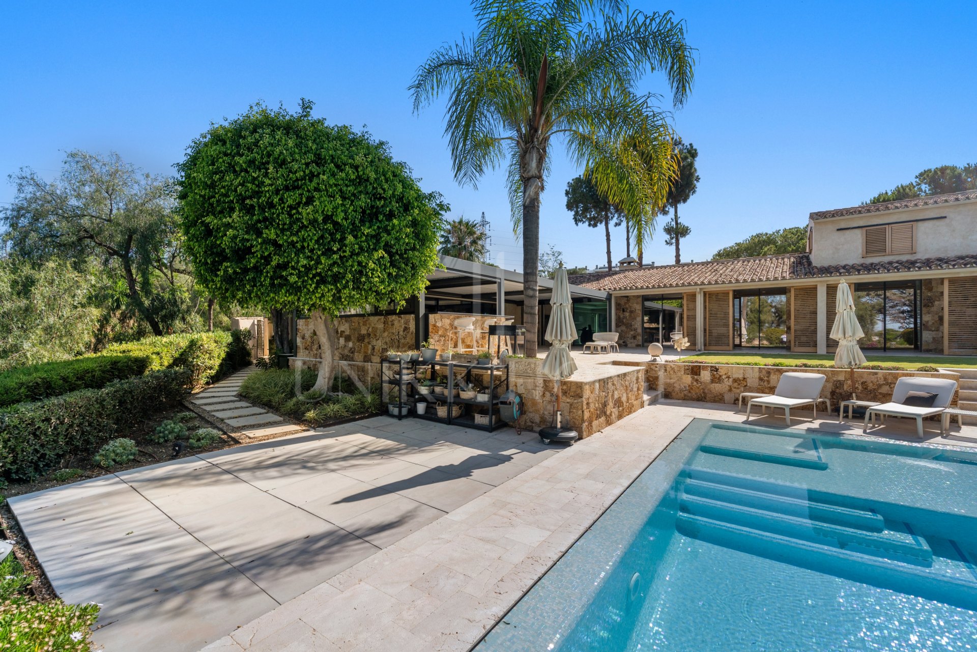 Exquisite villa fully renovated to high standards set on an extensive plot in Río Real, East Marbella