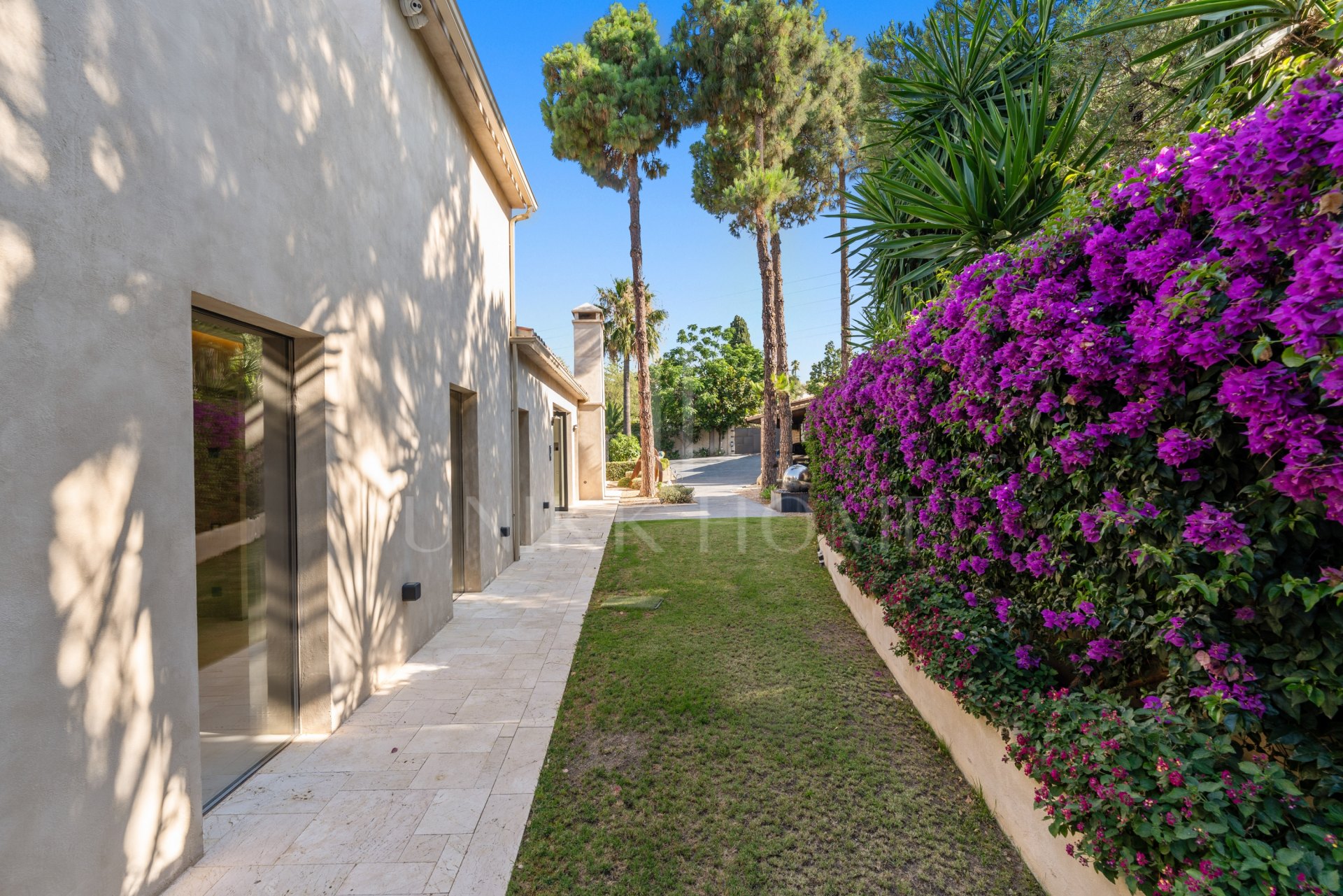 Exquisite villa fully renovated to high standards set on an extensive plot in Río Real, East Marbella