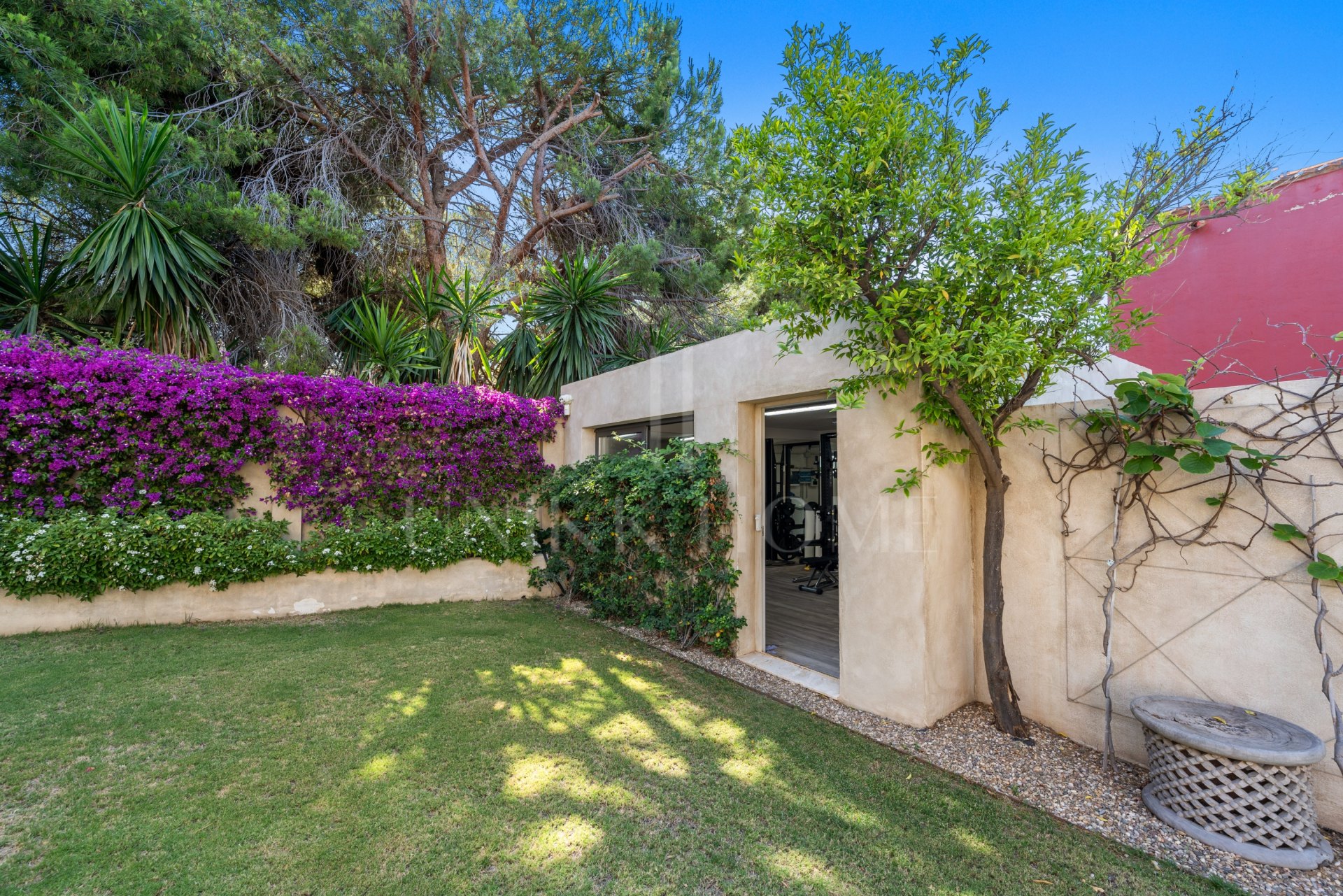 Exquisite villa fully renovated to high standards set on an extensive plot in Río Real, East Marbella