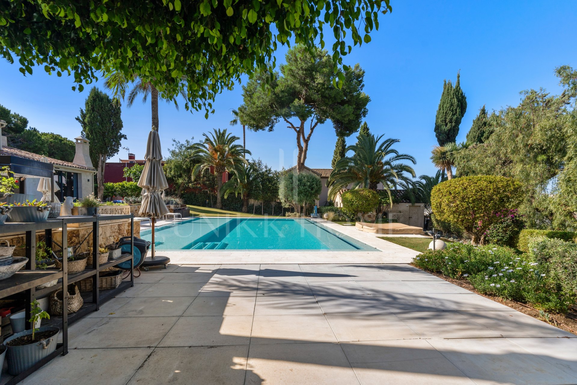 Exquisite villa fully renovated to high standards set on an extensive plot in Río Real, East Marbella