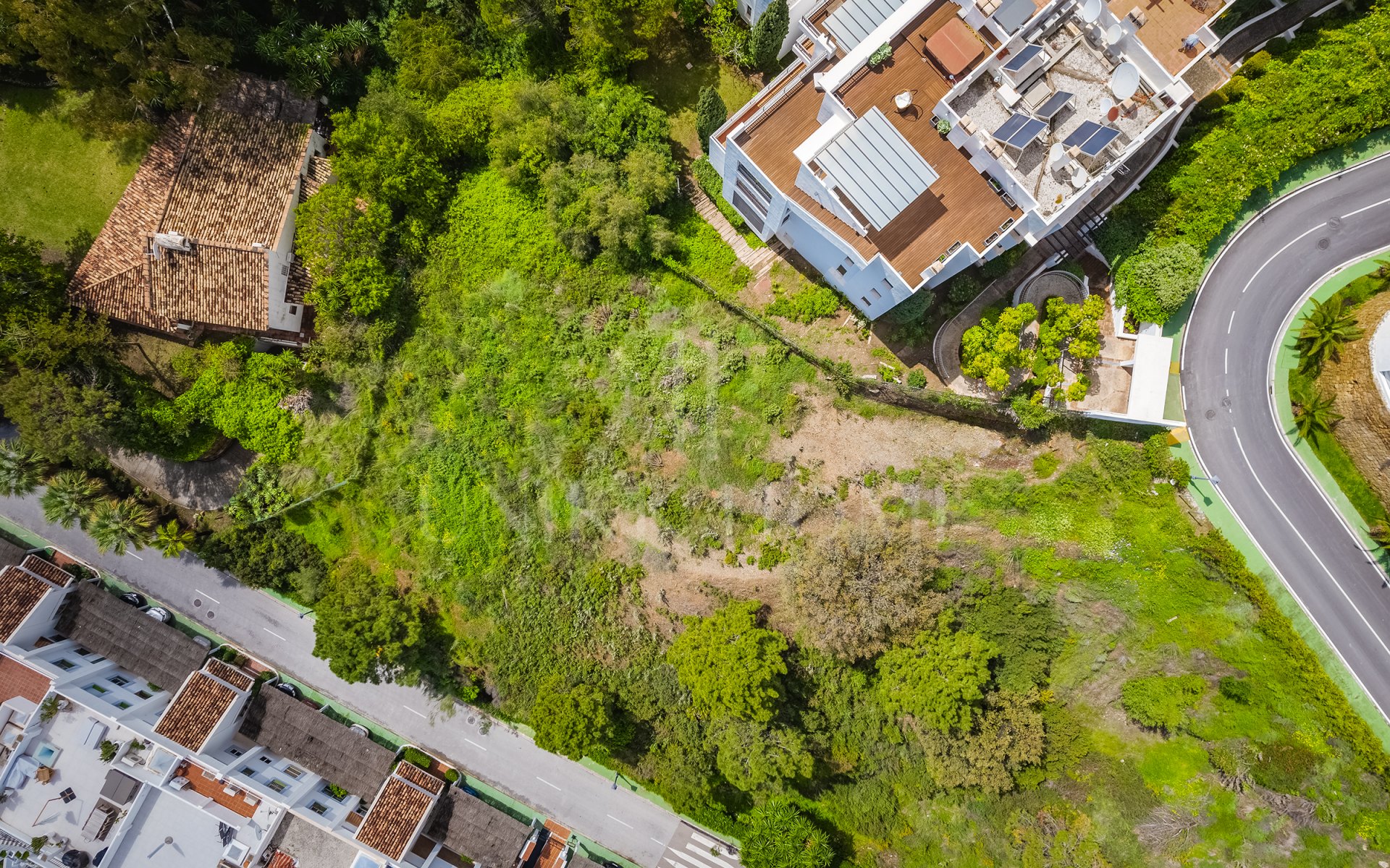 Impresionante parcela con vistas al mar, proyecto y parcela, en El Herrojo, La Quinta, Benahavís
