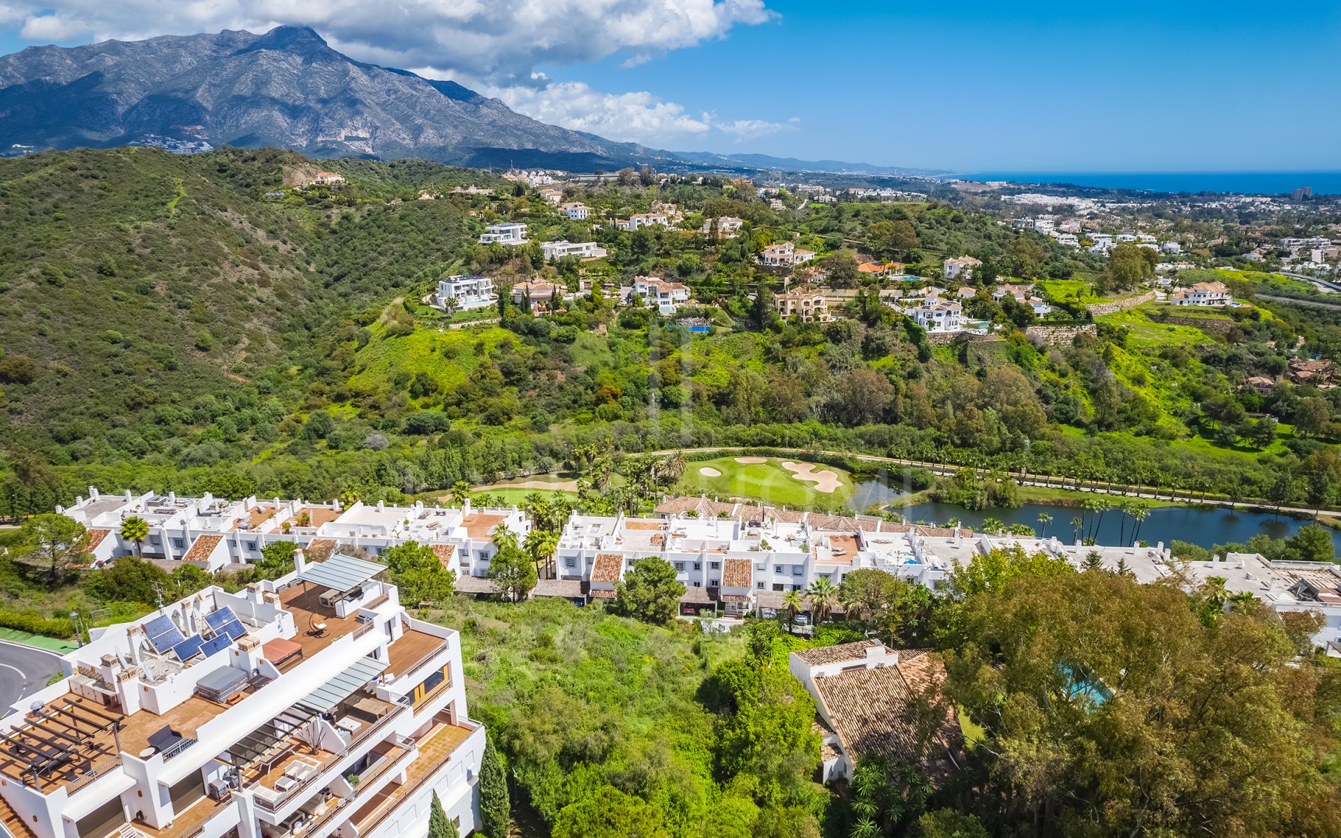 Impresionante parcela con vistas al mar, proyecto y parcela, en El Herrojo, La Quinta, Benahavís