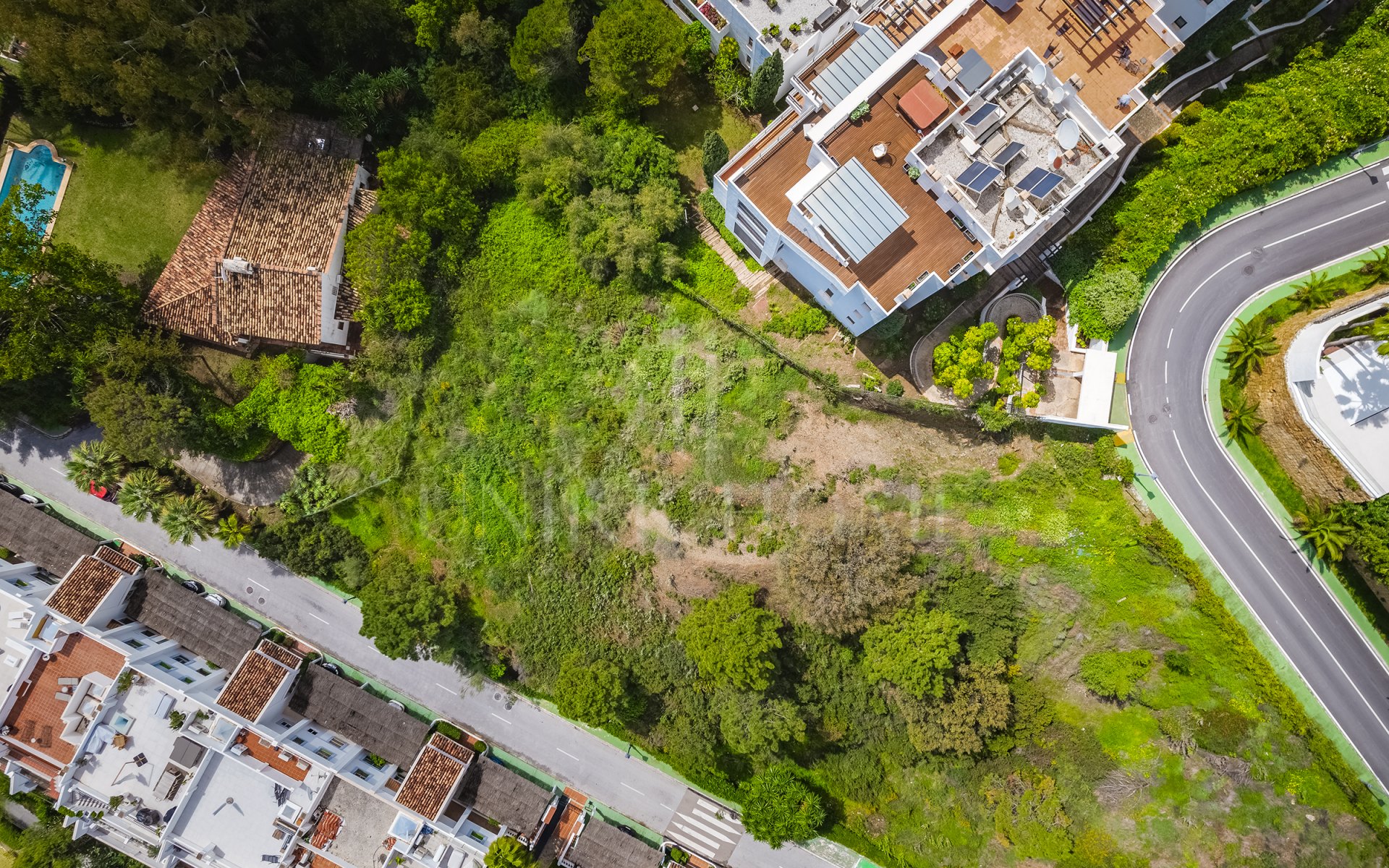 Impresionante parcela con vistas al mar, proyecto y parcela, en El Herrojo, La Quinta, Benahavís