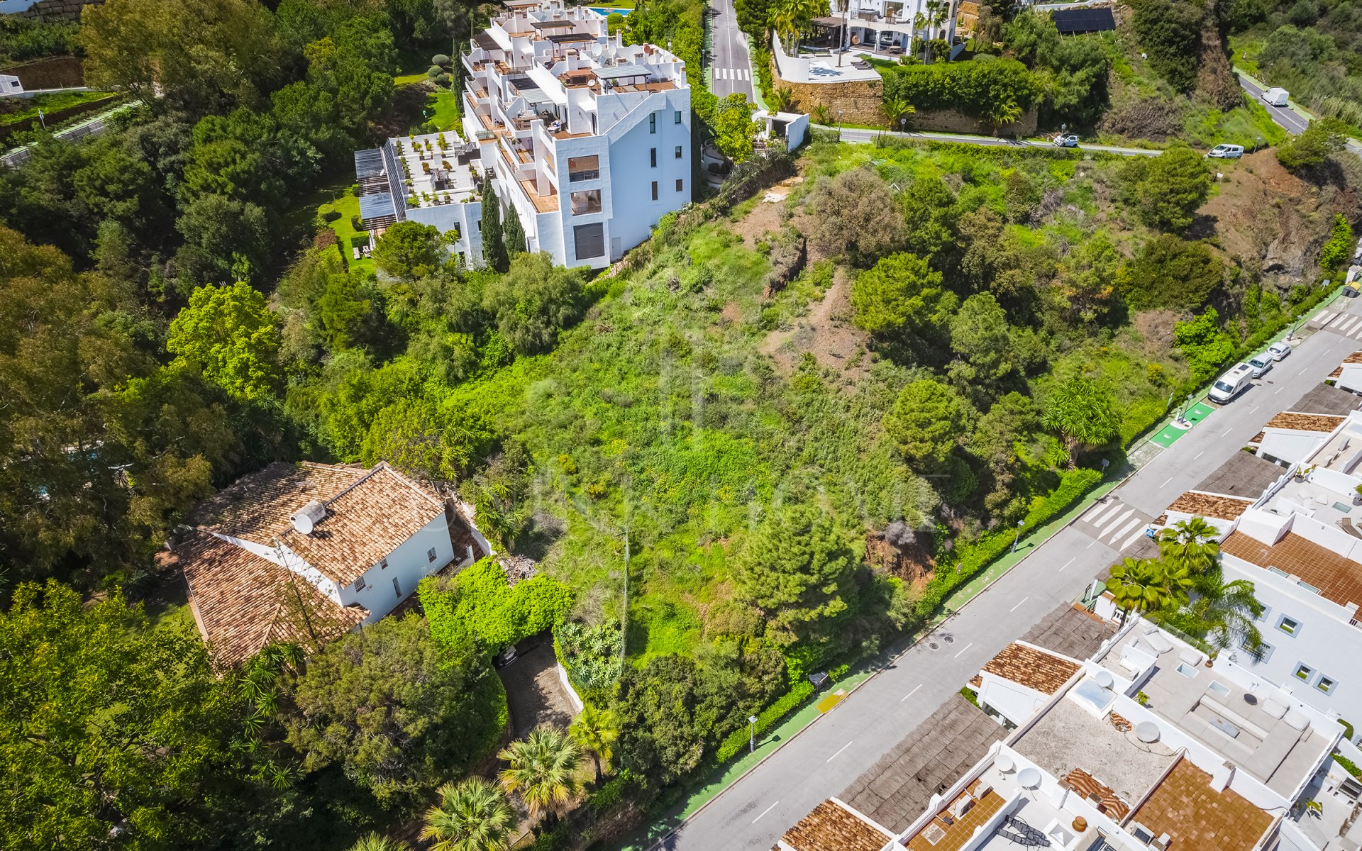 Impresionante parcela con vistas al mar, proyecto y parcela, en El Herrojo, La Quinta, Benahavís