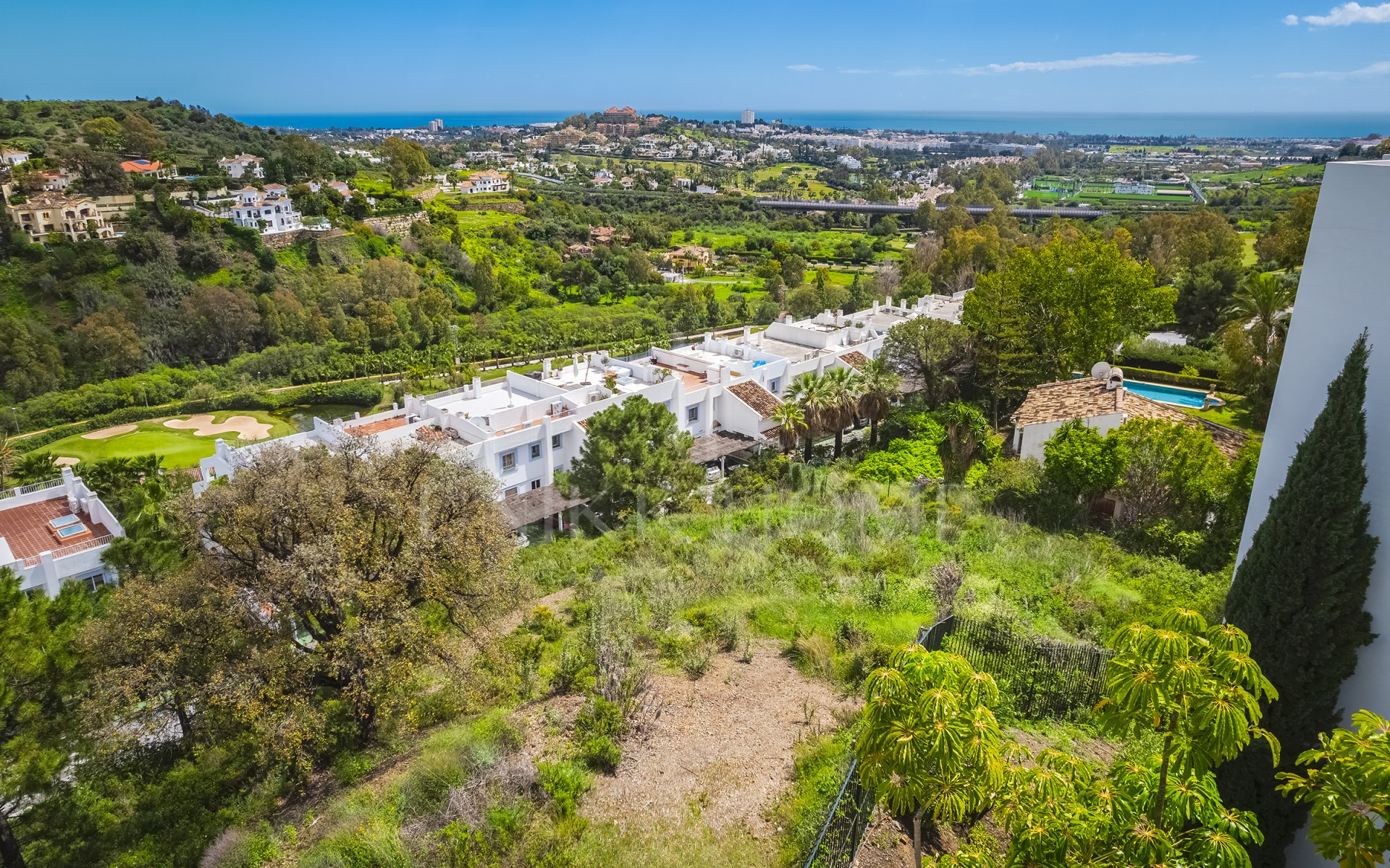Impresionante parcela con vistas al mar, proyecto y parcela, en El Herrojo, La Quinta, Benahavís