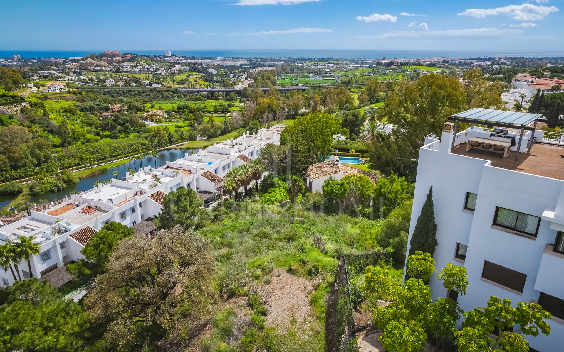 Impresionante parcela con vistas al mar, proyecto y parcela, en El Herrojo, La Quinta, Benahavís
