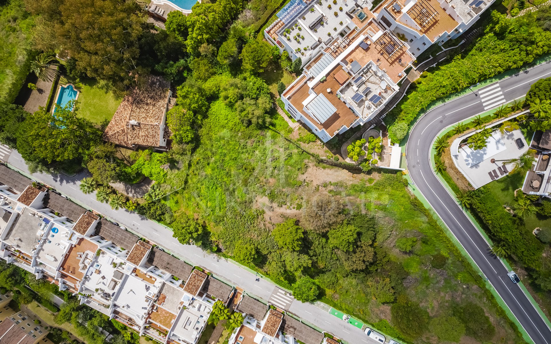 Impresionante parcela con vistas al mar, proyecto y parcela, en El Herrojo, La Quinta, Benahavís