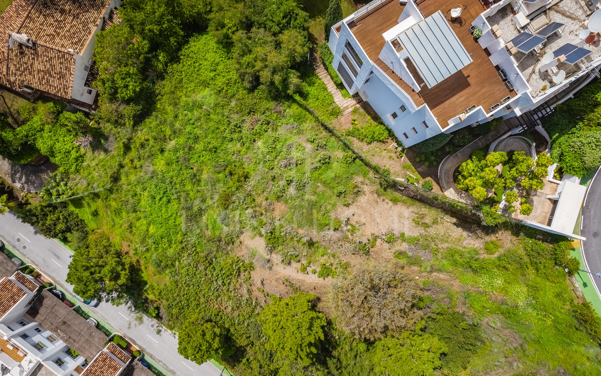 Impresionante parcela con vistas al mar, proyecto y parcela, en El Herrojo, La Quinta, Benahavís