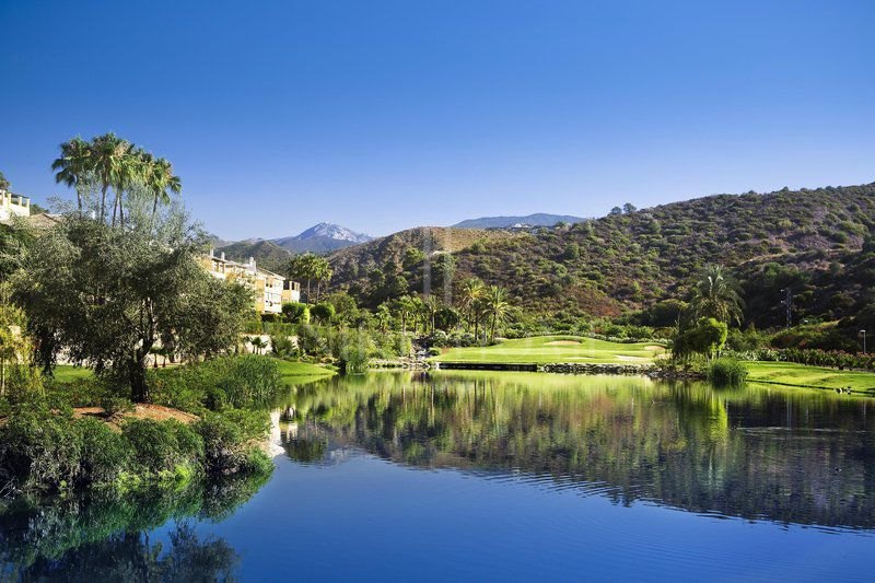 Spacious frontline golf townhouse in Las Encinas, La Quinta, Benahavís