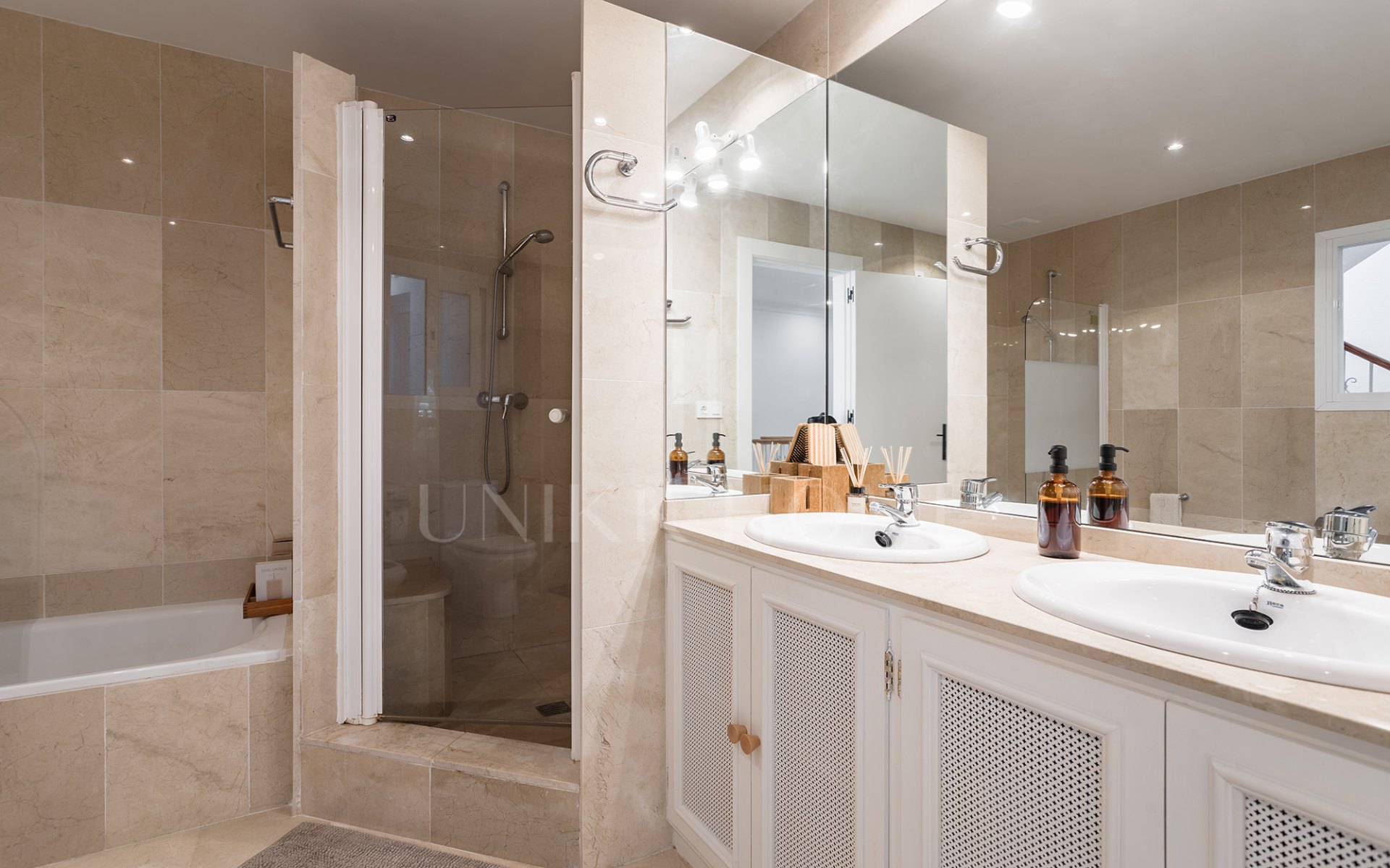 Spacious frontline golf townhouse in Las Encinas, La Quinta, Benahavís