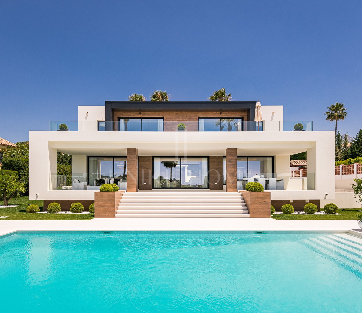 Exceptional villa front line to Los Naranjos Golf