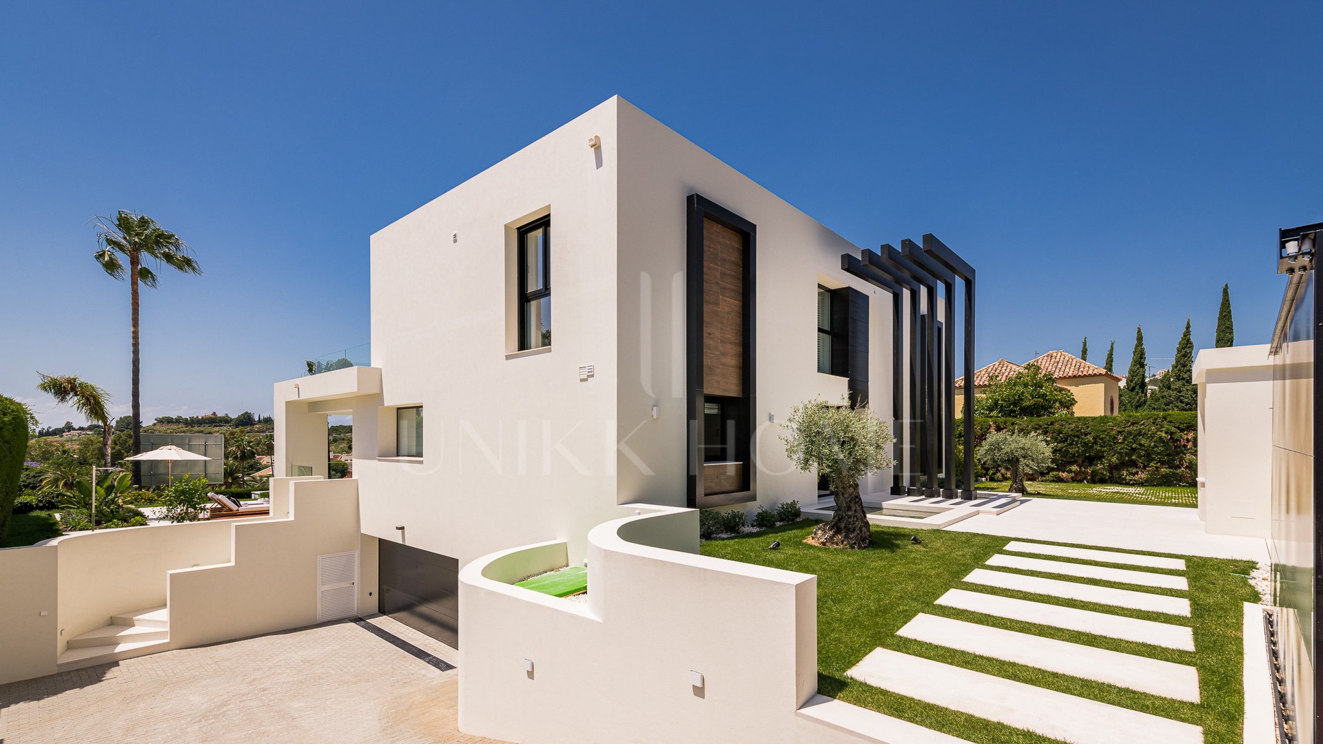 Exceptional villa front line to Los Naranjos Golf