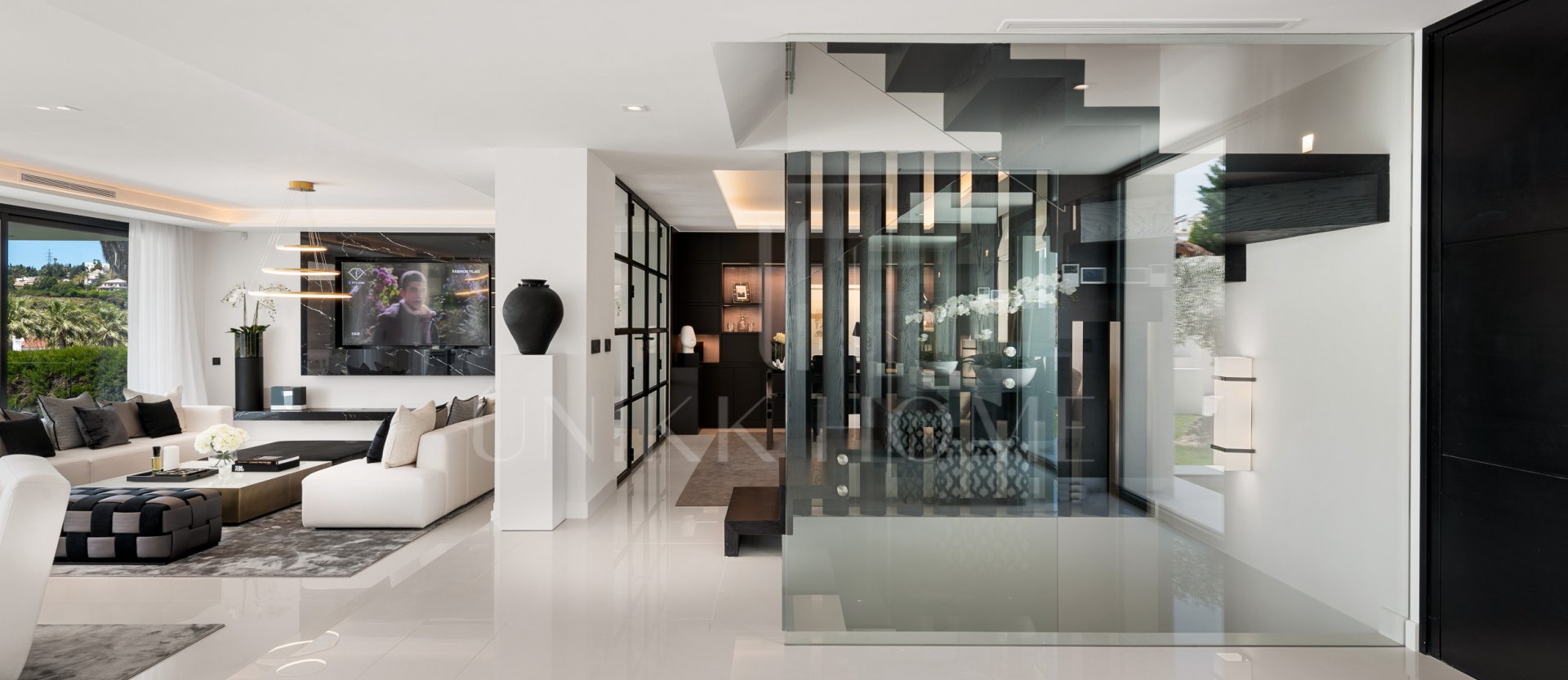 Exceptional villa front line to Los Naranjos Golf