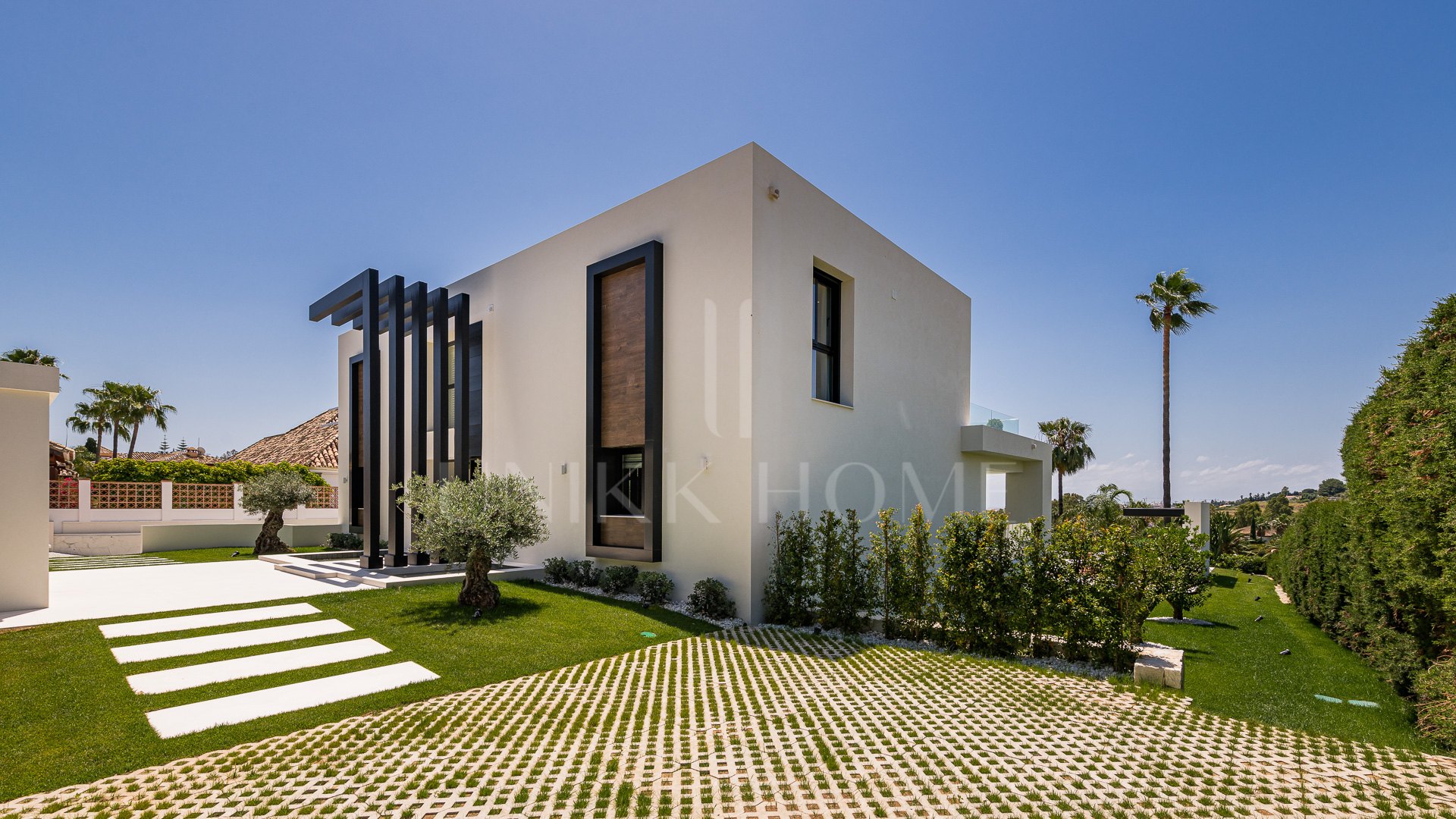 Exceptional villa front line to Los Naranjos Golf