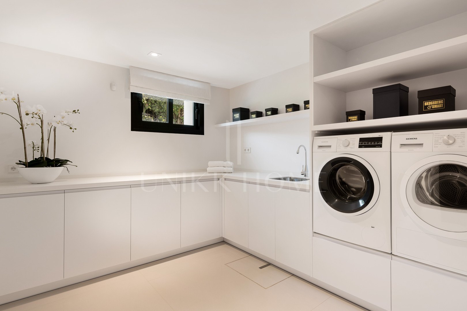 Exceptional villa front line to Los Naranjos Golf