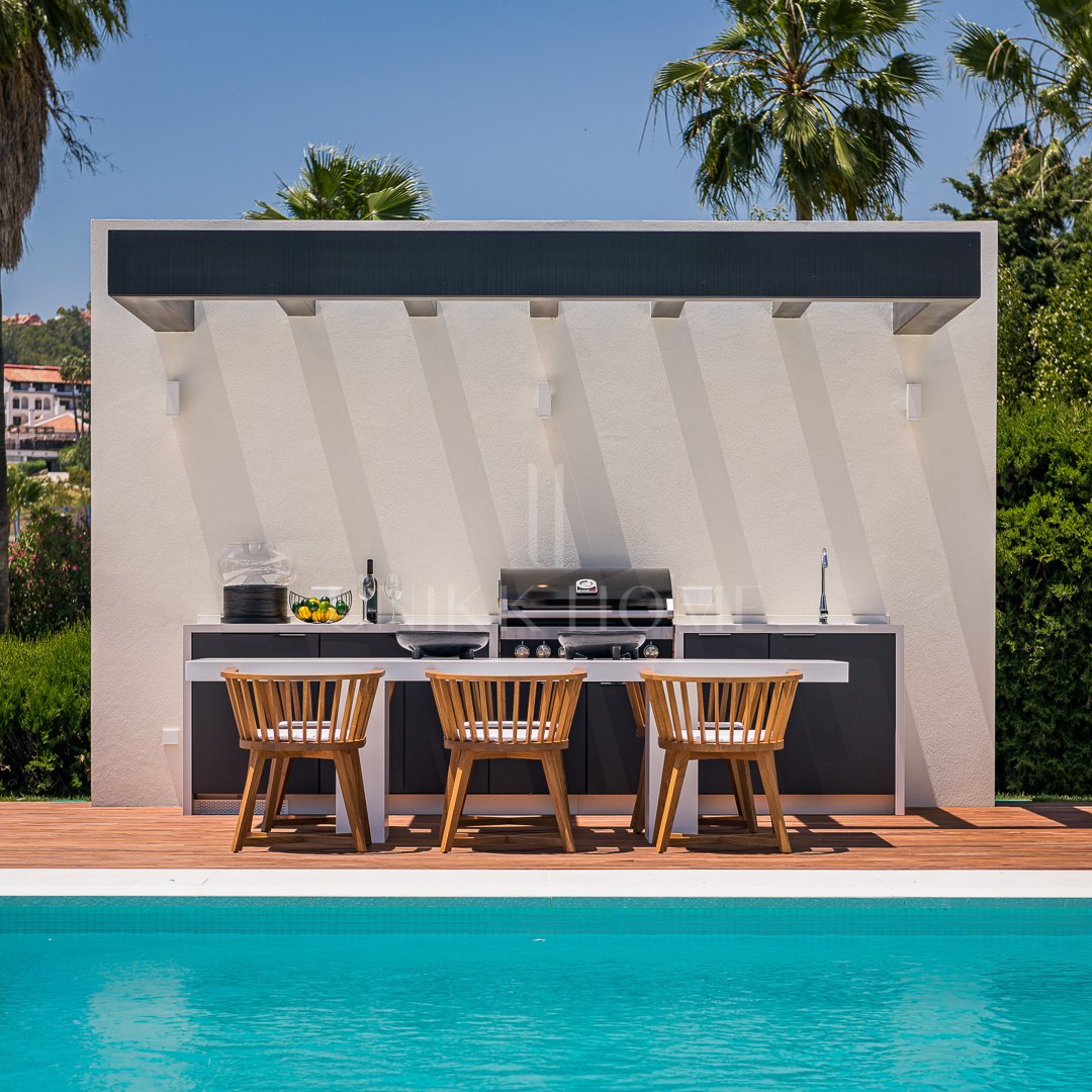 Exceptional villa front line to Los Naranjos Golf