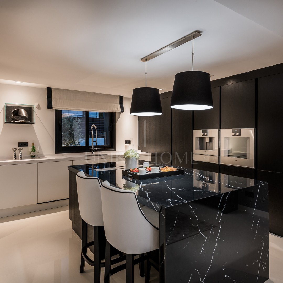 Exceptional villa front line to Los Naranjos Golf