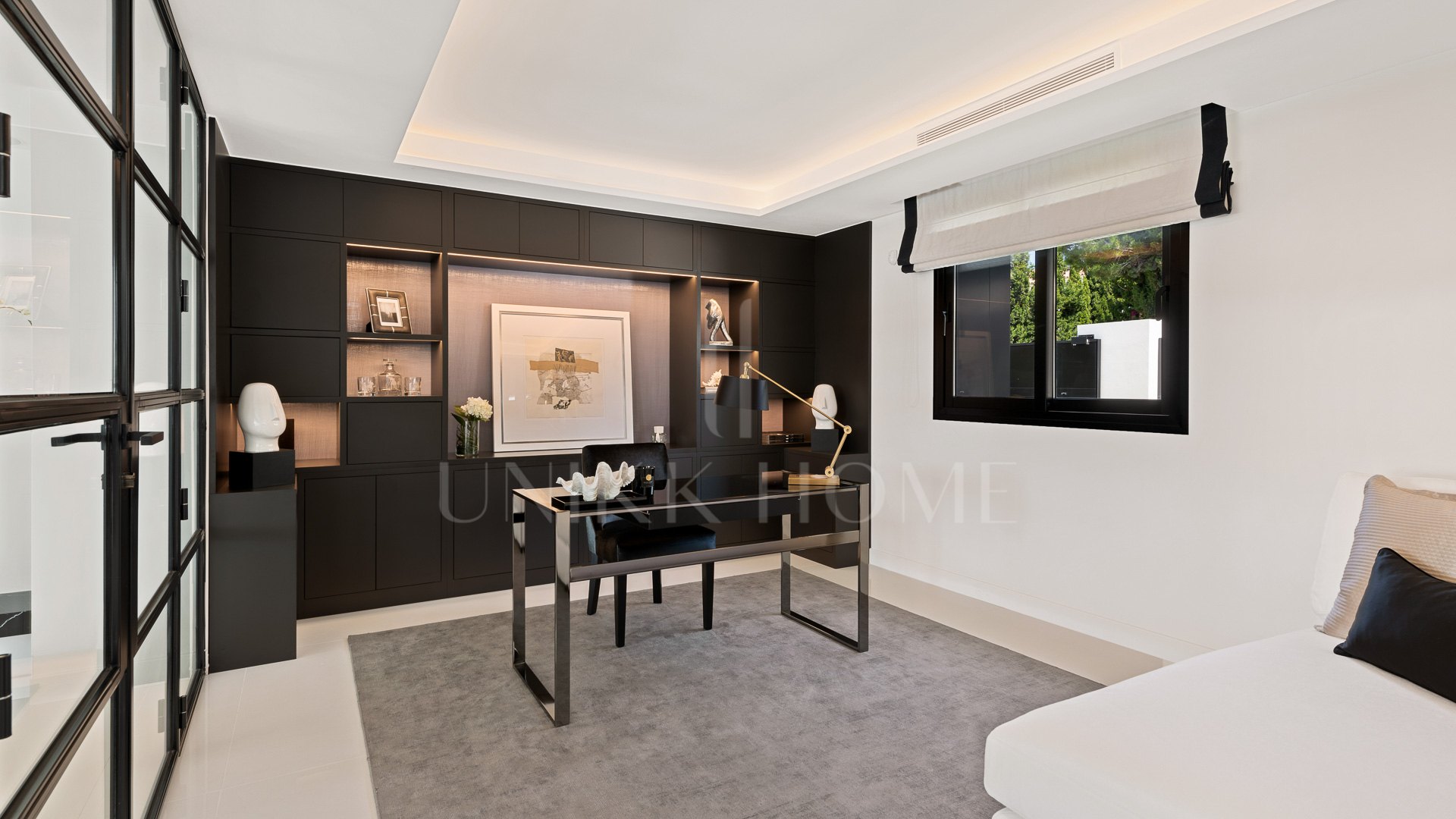 Exceptional villa front line to Los Naranjos Golf