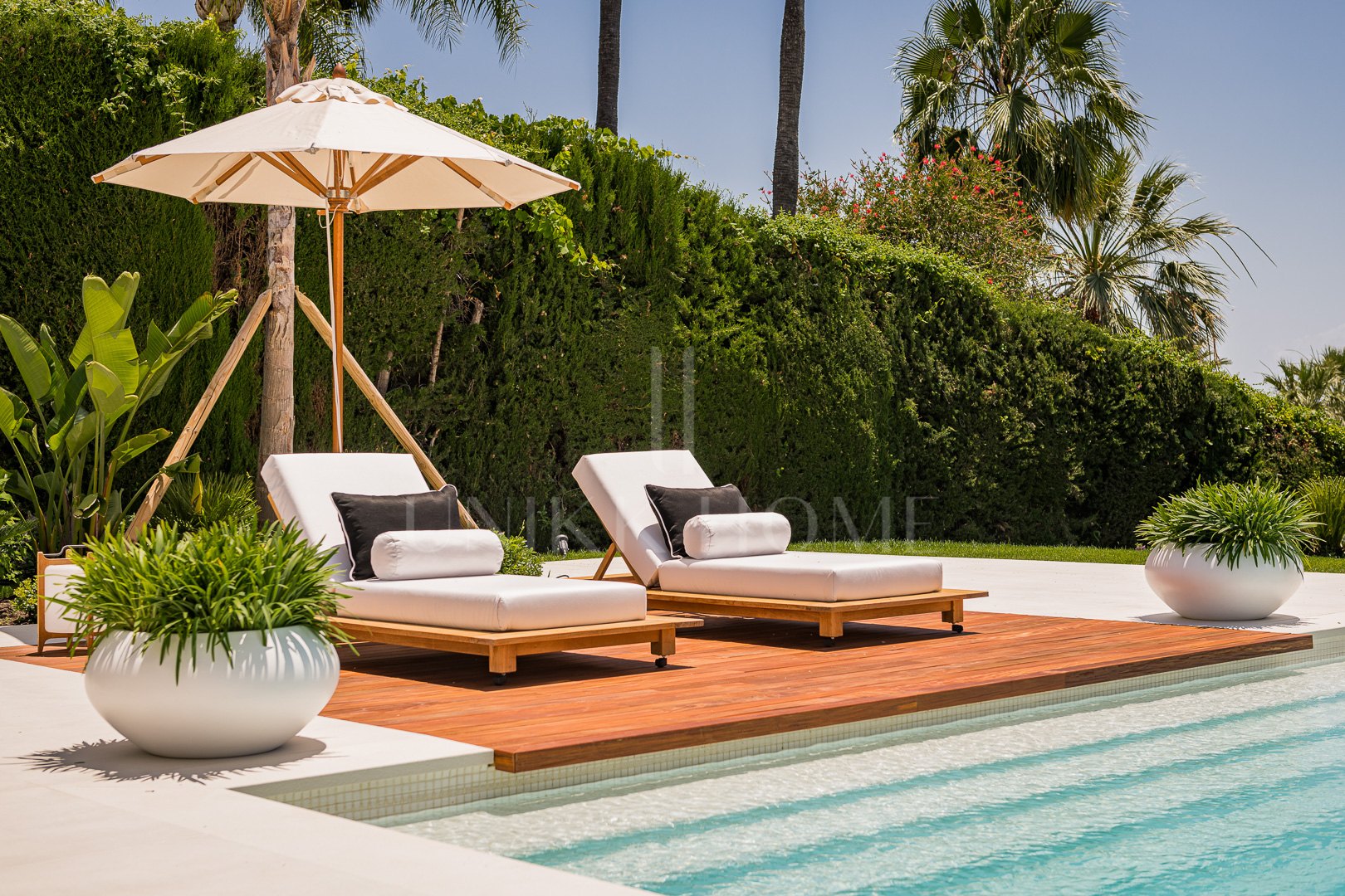 Exceptional villa front line to Los Naranjos Golf