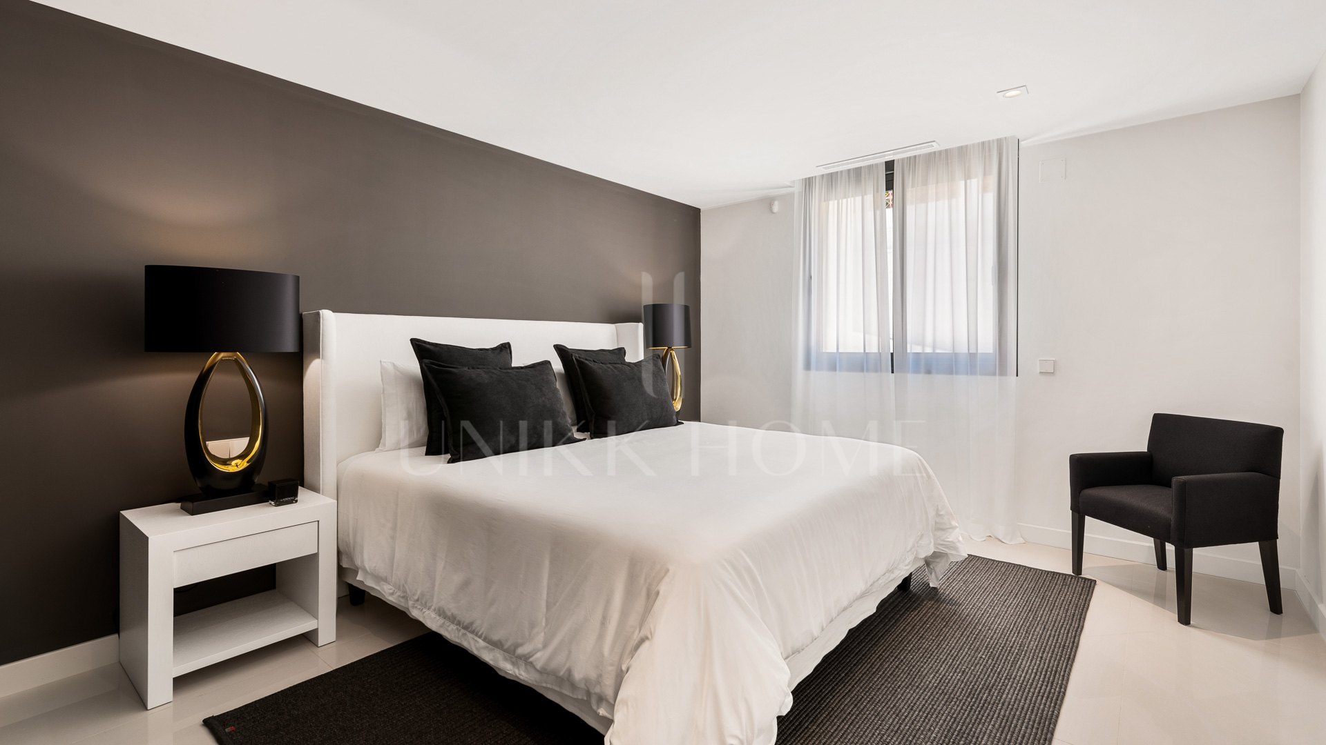 Exceptional villa front line to Los Naranjos Golf