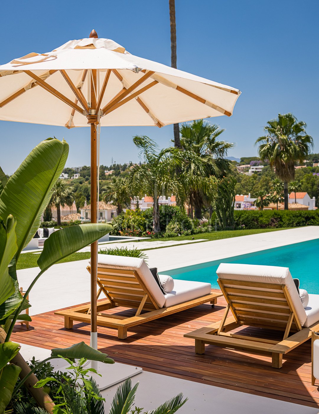 Exceptional villa front line to Los Naranjos Golf