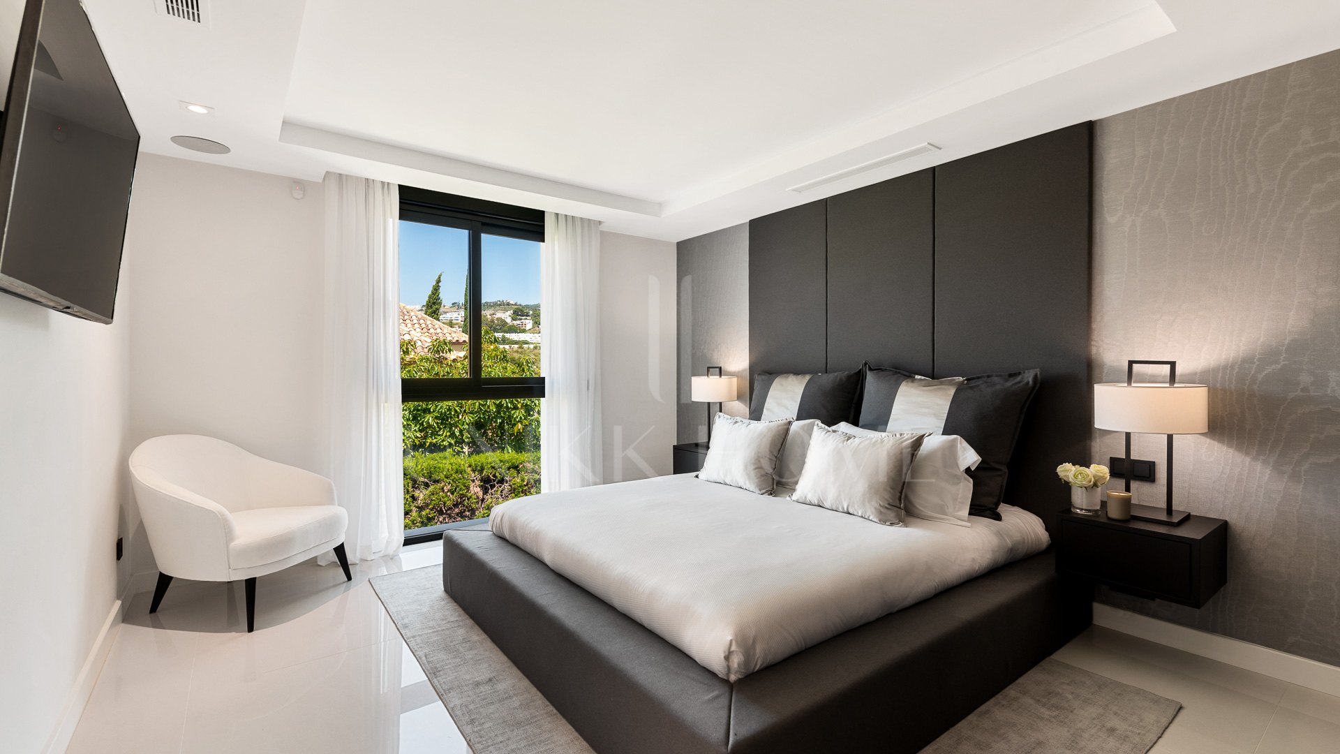 Exceptional villa front line to Los Naranjos Golf