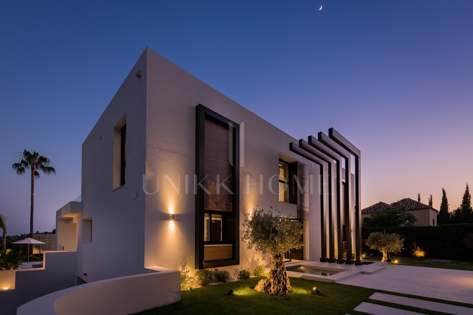 Exceptional villa front line to Los Naranjos Golf
