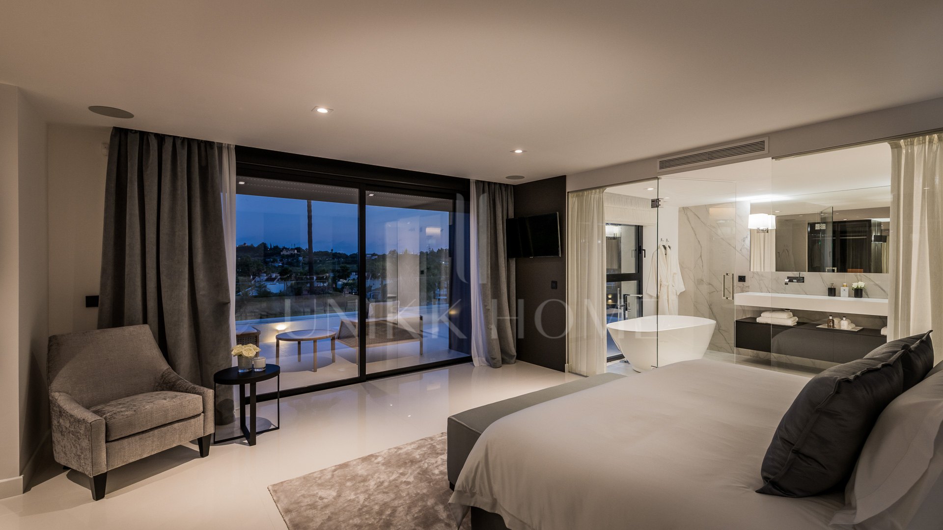 Exceptional villa front line to Los Naranjos Golf