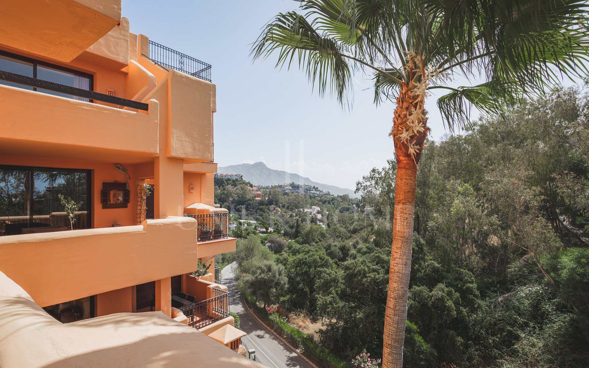 Elegante apartamento de 2 Dormitorios con Vistas Panorámicas al Mar en Cumbres de Los Almendros, Benahavís