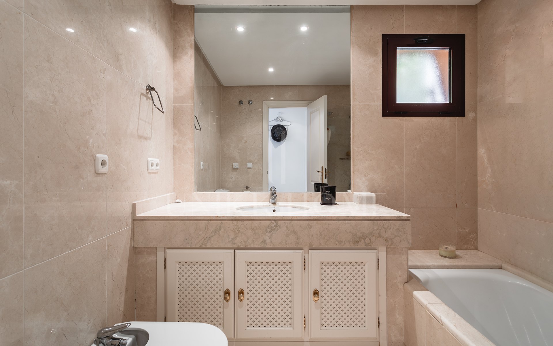 Elegante apartamento de 2 Dormitorios con Vistas Panorámicas al Mar en Cumbres de Los Almendros, Benahavís