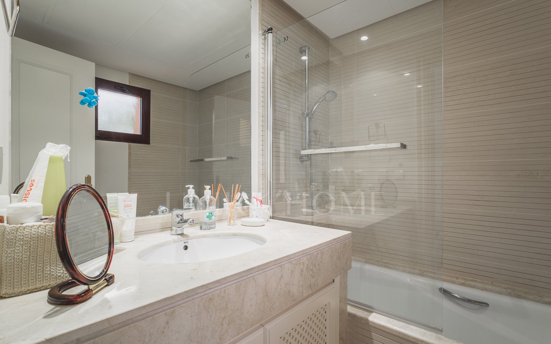 Elegante apartamento de 2 Dormitorios con Vistas Panorámicas al Mar en Cumbres de Los Almendros, Benahavís