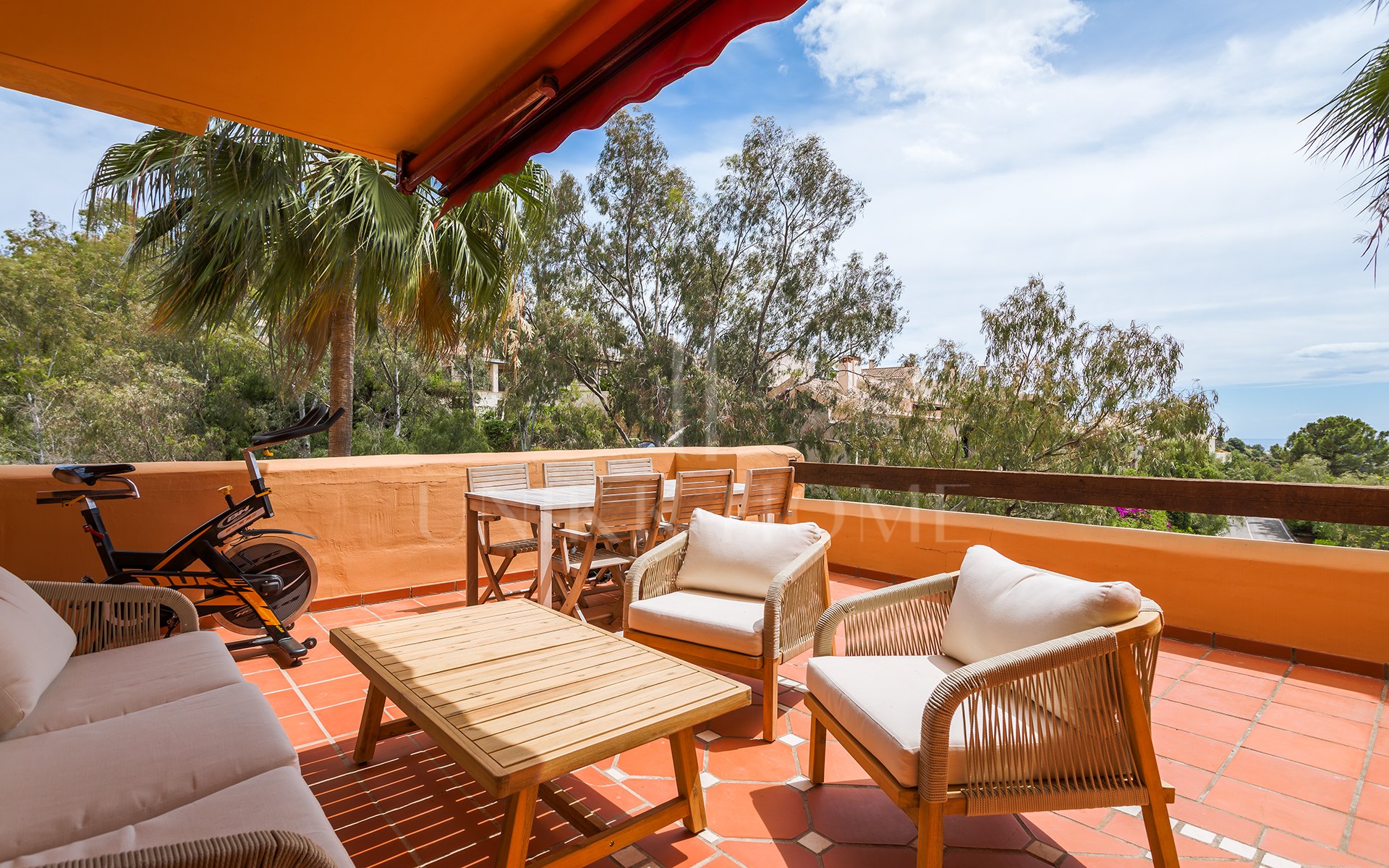 Elegante apartamento de 2 Dormitorios con Vistas Panorámicas al Mar en Cumbres de Los Almendros, Benahavís