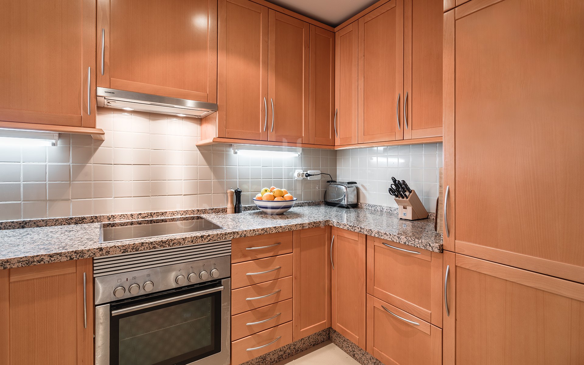 Elegante apartamento de 2 Dormitorios con Vistas Panorámicas al Mar en Cumbres de Los Almendros, Benahavís