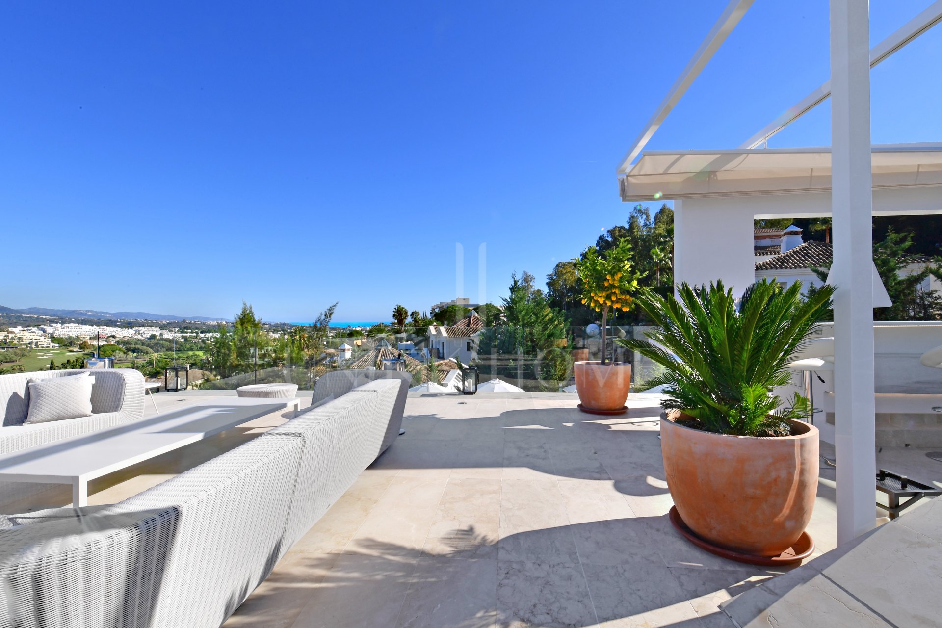 Villa totalmente renovada con vistas panorámicas a la montaña junto a Los Naranjos