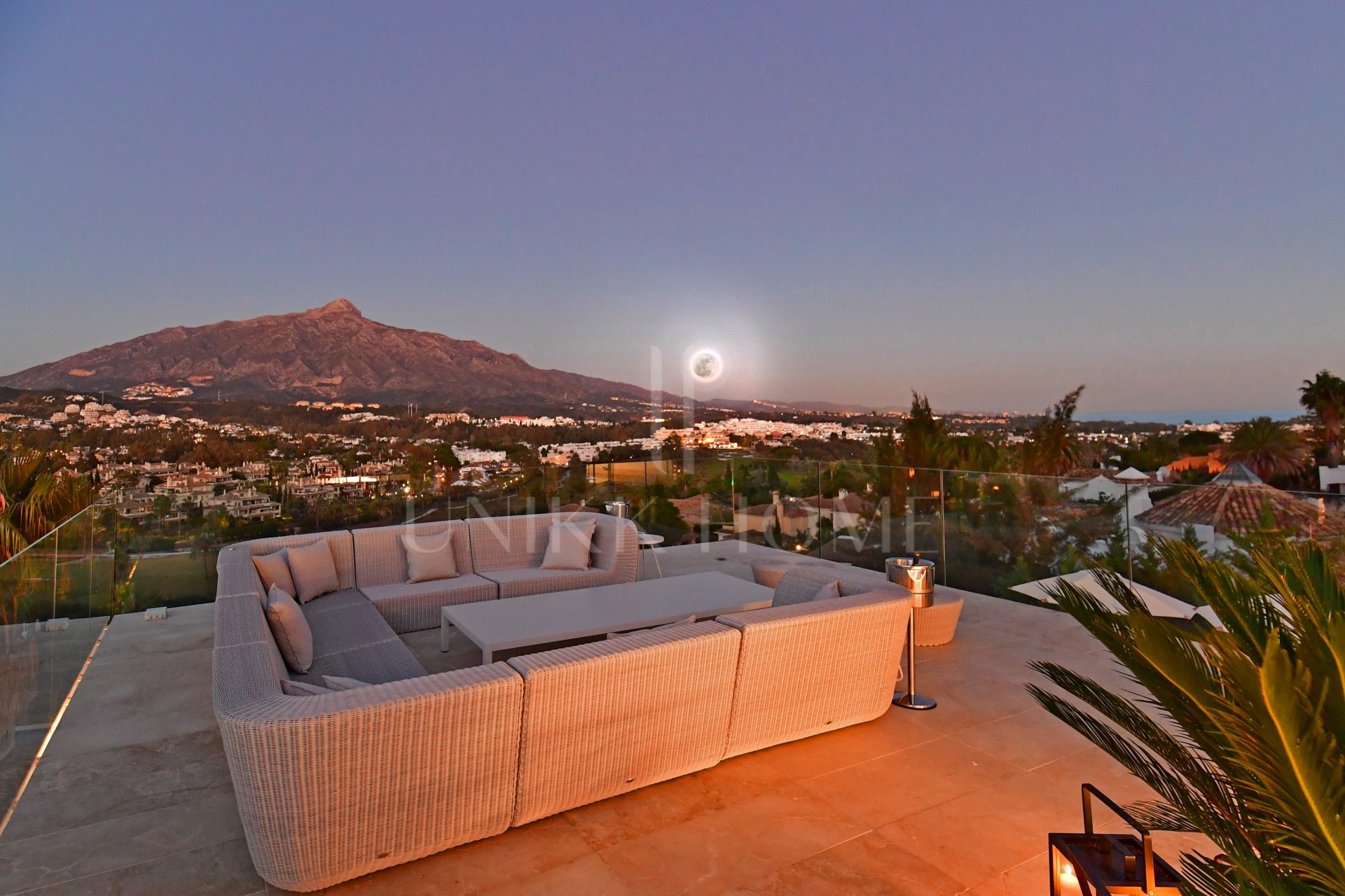 Villa totalmente renovada con vistas panorámicas a la montaña junto a Los Naranjos