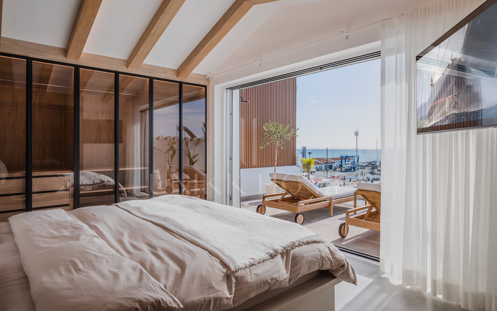 Bright and spacious fully renovated frontline duplex penthouse with panoramic views over the marina