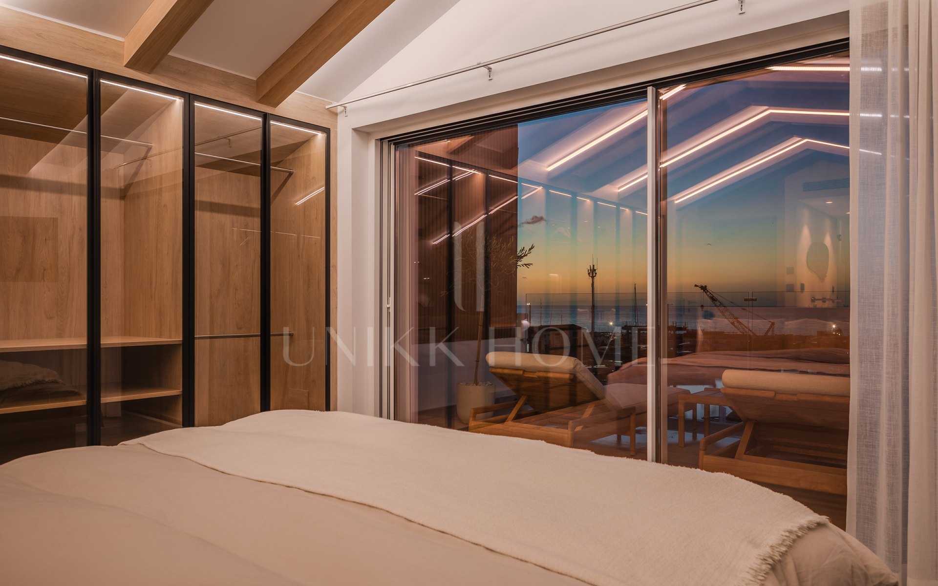 Bright and spacious fully renovated frontline duplex penthouse with panoramic views over the marina