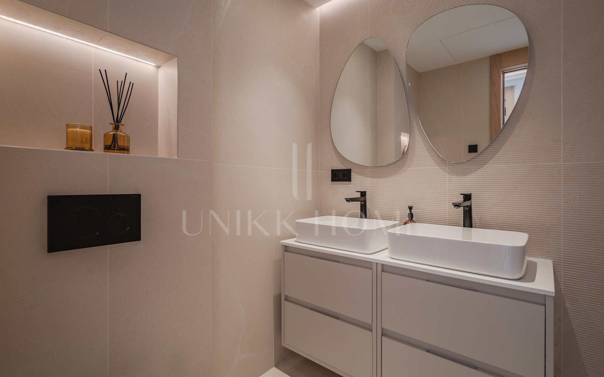 Bright and spacious fully renovated frontline duplex penthouse with panoramic views over the marina