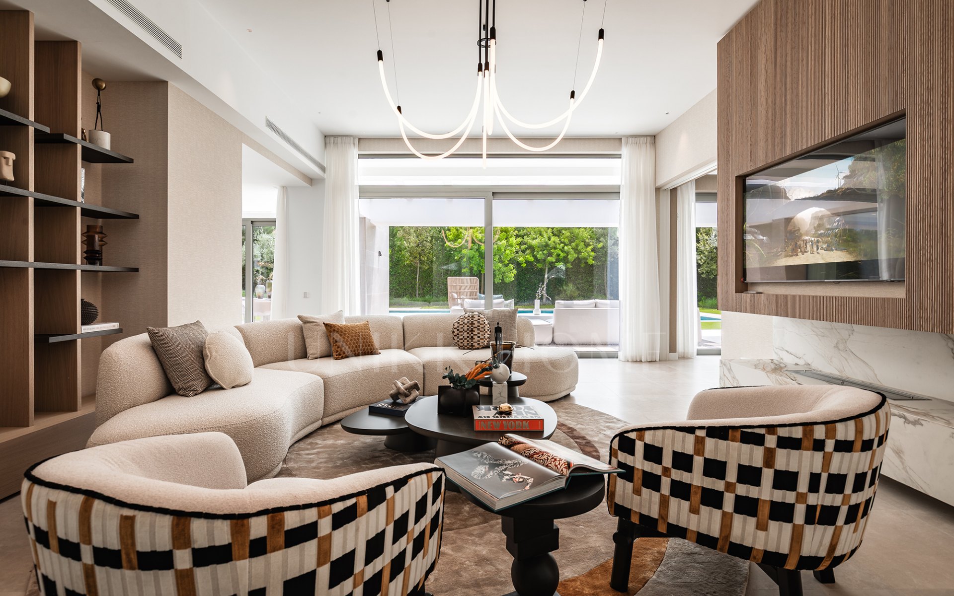 Elegant Contemporary Villa with 5 En-Suite Bedrooms in El Paraíso, New Golden Mile, Marbella