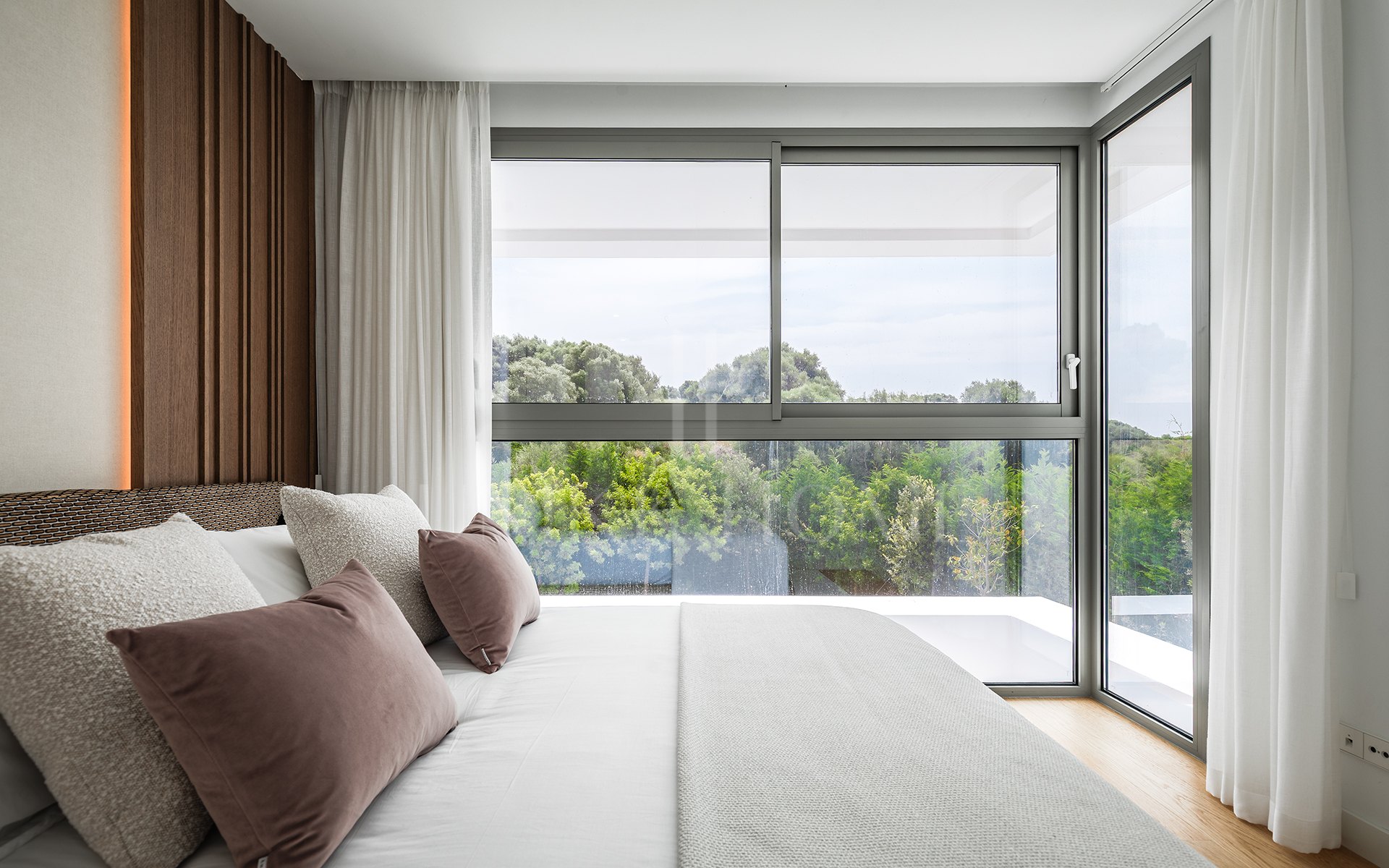 Elegant Contemporary Villa with 5 En-Suite Bedrooms in El Paraíso, New Golden Mile, Marbella