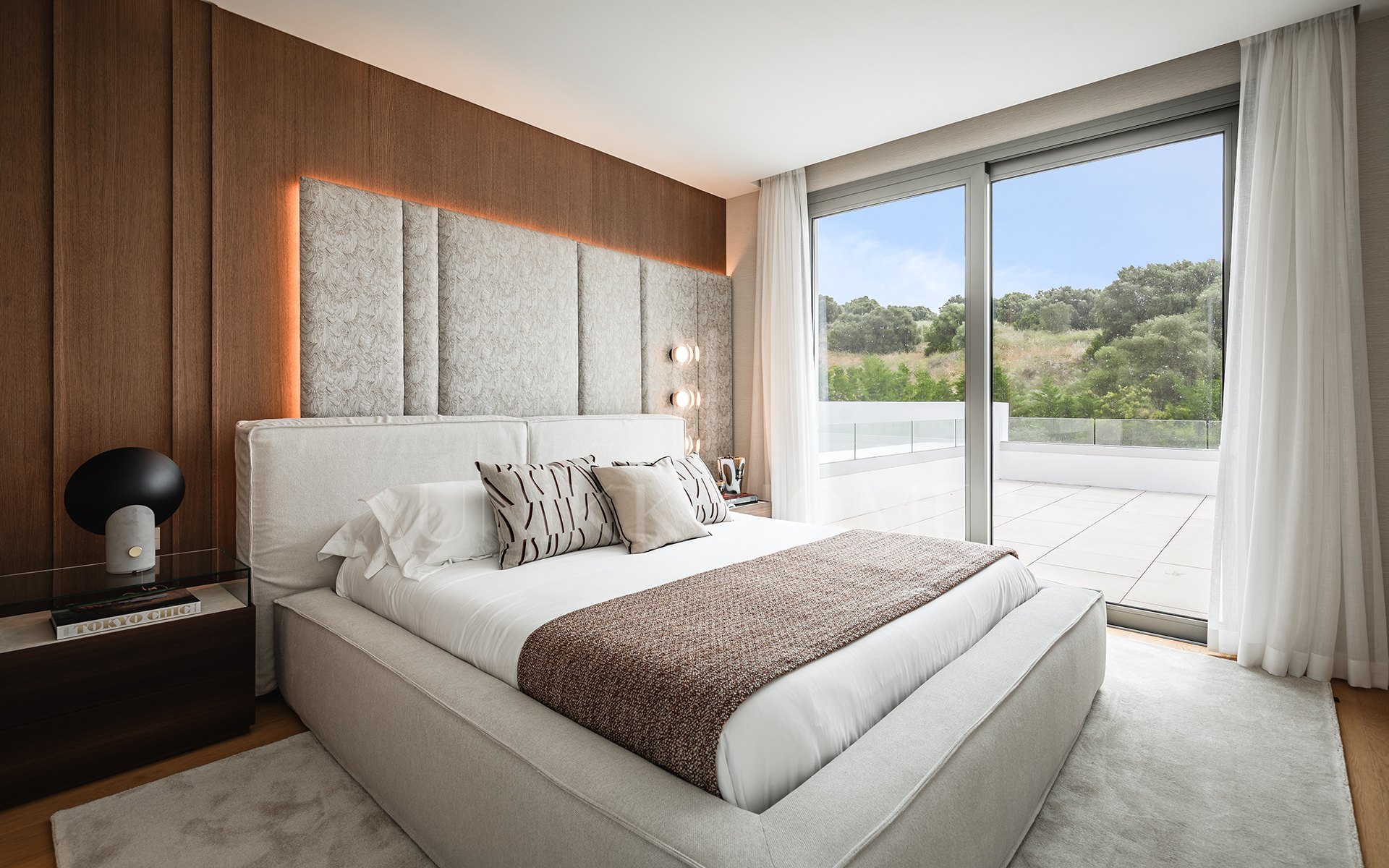 Elegant Contemporary Villa with 5 En-Suite Bedrooms in El Paraíso, New Golden Mile, Marbella