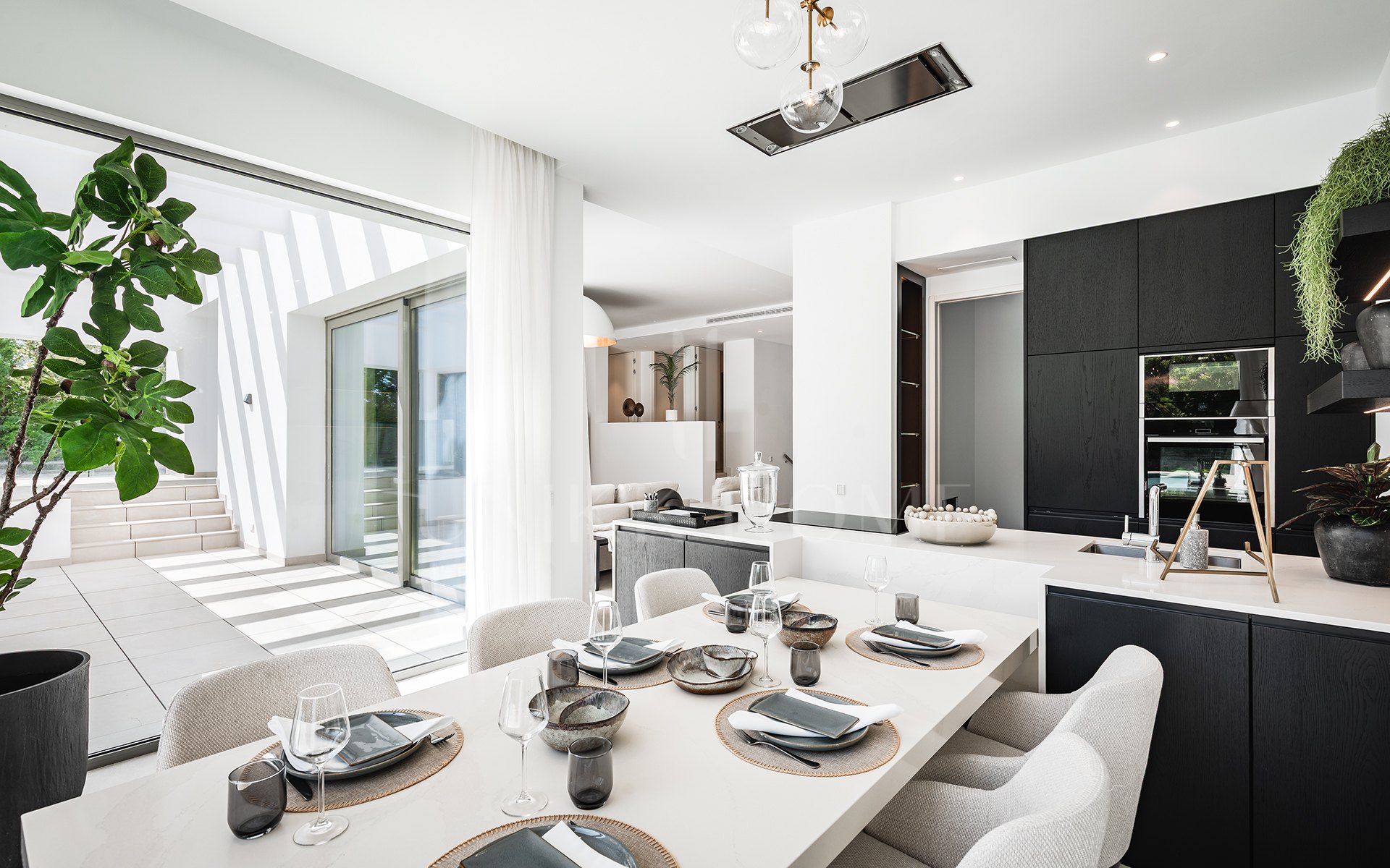 Elegant Contemporary Villa with 5 En-Suite Bedrooms in El Paraíso, New Golden Mile, Marbella