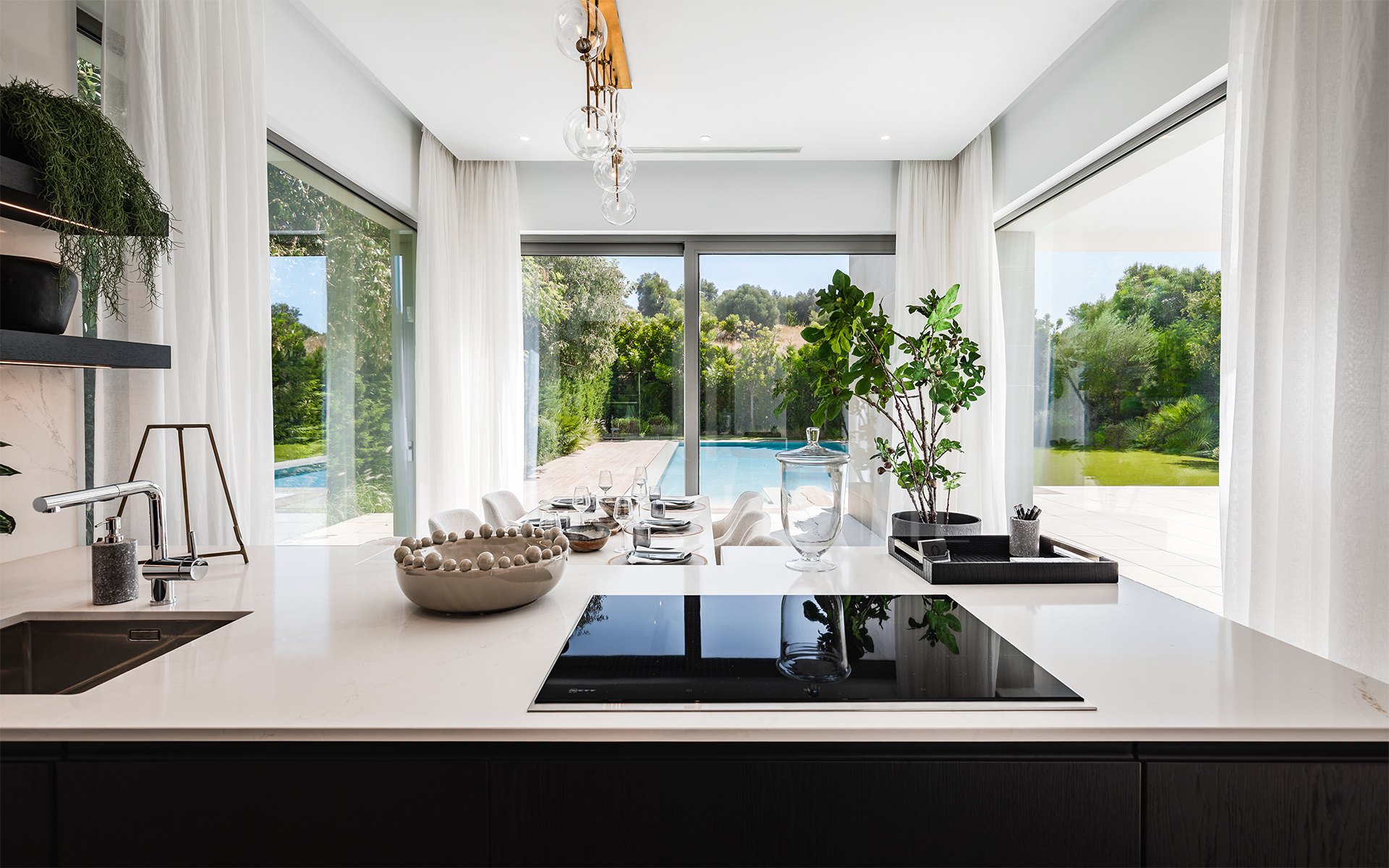 Elegant Contemporary Villa with 5 En-Suite Bedrooms in El Paraíso, New Golden Mile, Marbella